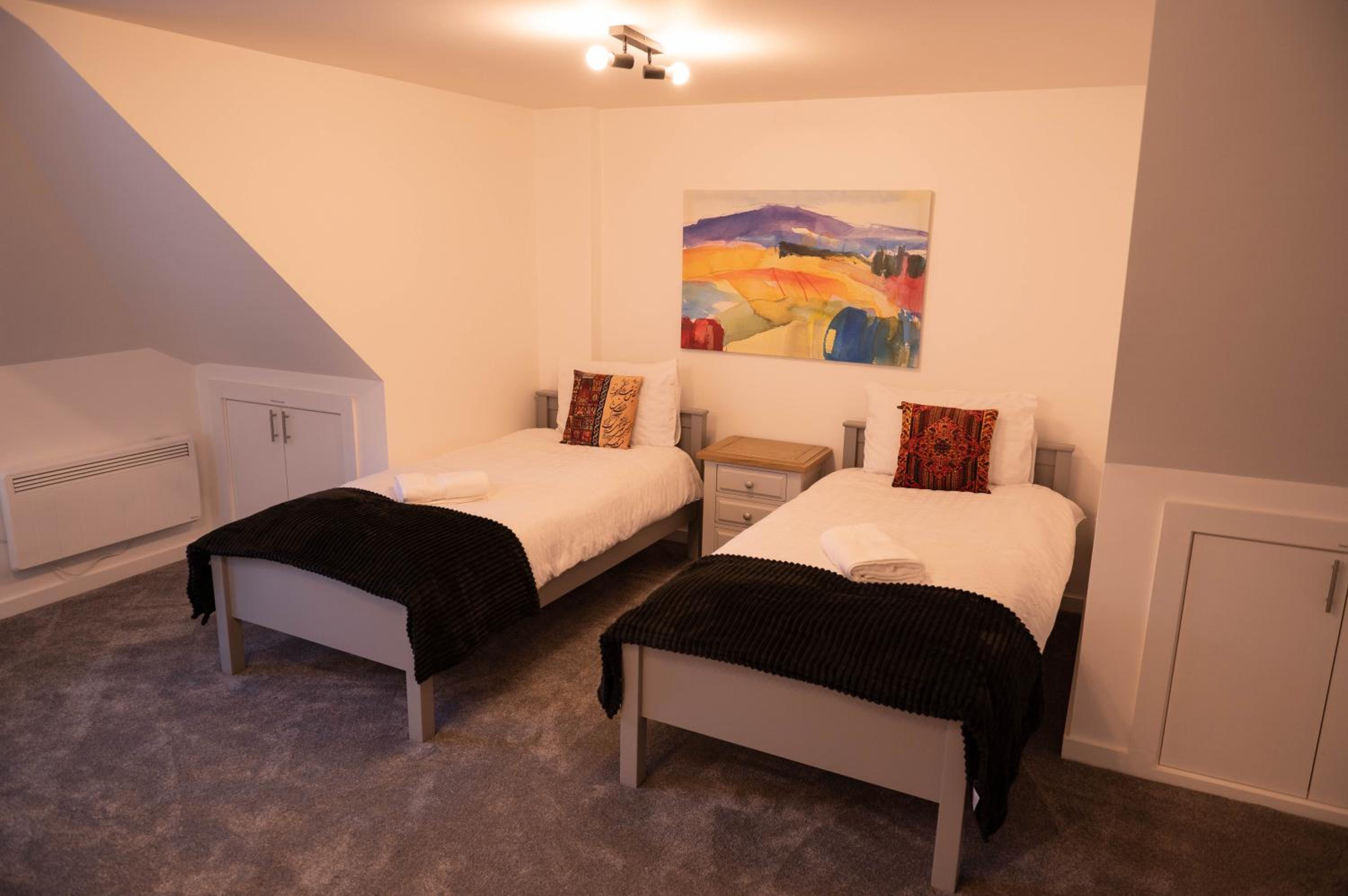 Walnut Flat, 2-Bedroom with Ensuite - Parking, Netflix, WIFI - Close to Oxford, Bicester & Blenheim Palace - F4
