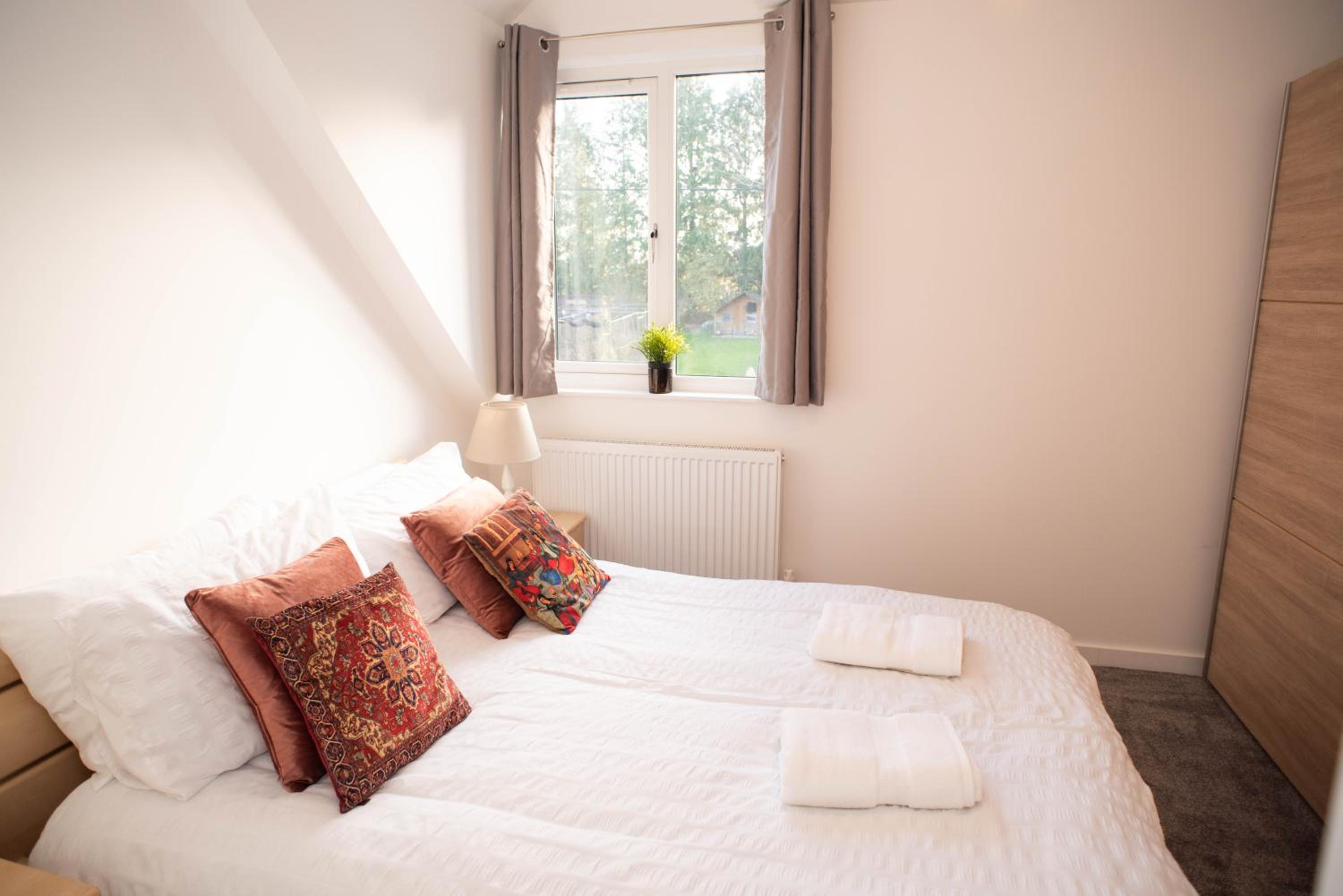 Walnut Flat, 2-Bedroom with Ensuite - Parking, Netflix, WIFI - Close to Oxford, Bicester & Blenheim Palace - F4
