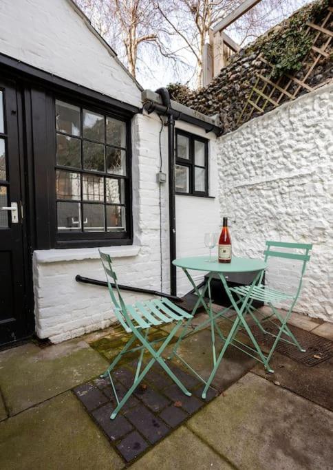 Old Anchor Cottage in Broadstairs - Exclusive unmissable deals! Book now before it's too late!