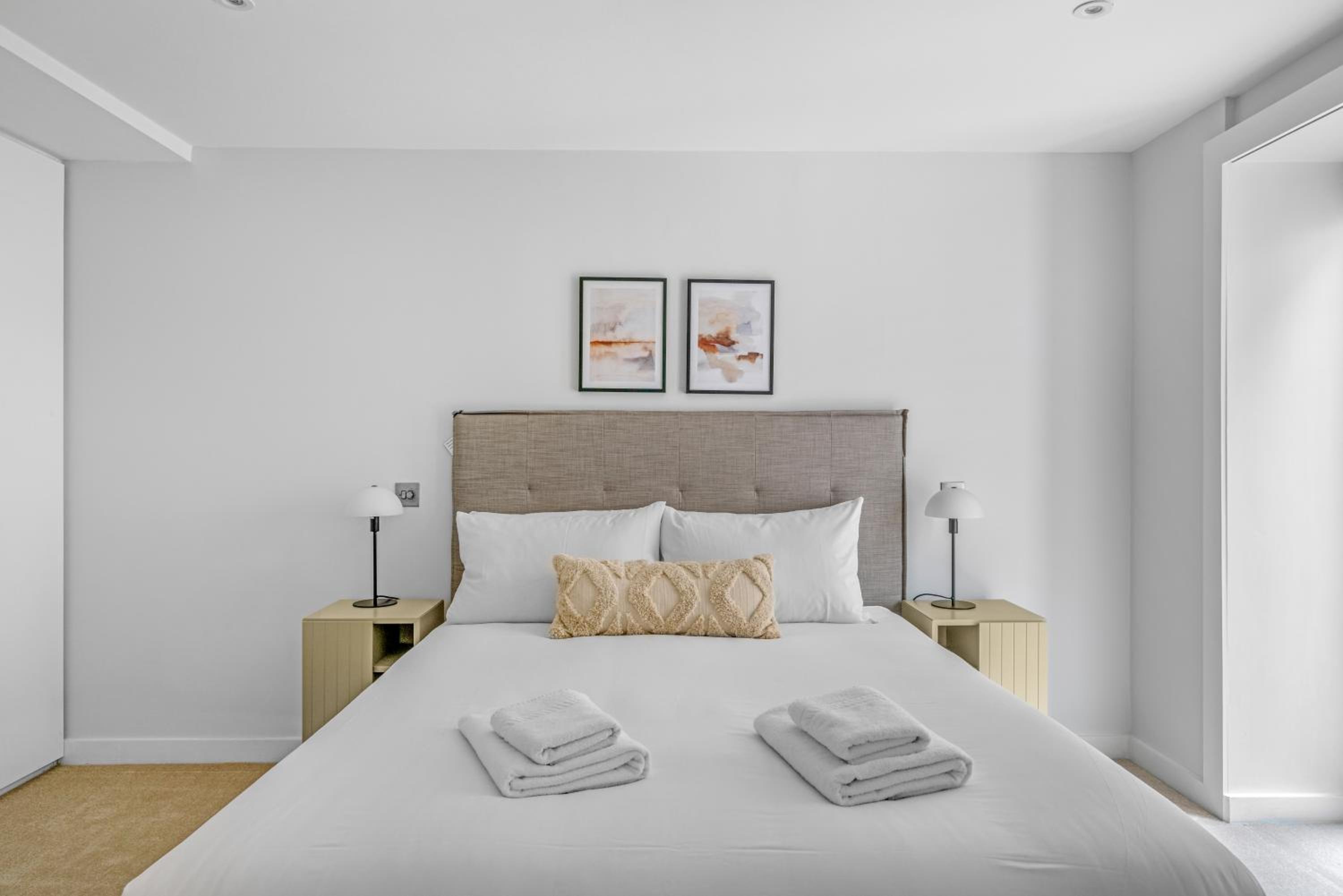 JOIVY Stylish 3 bed, 3 bath house with private courtyard in Chelsea