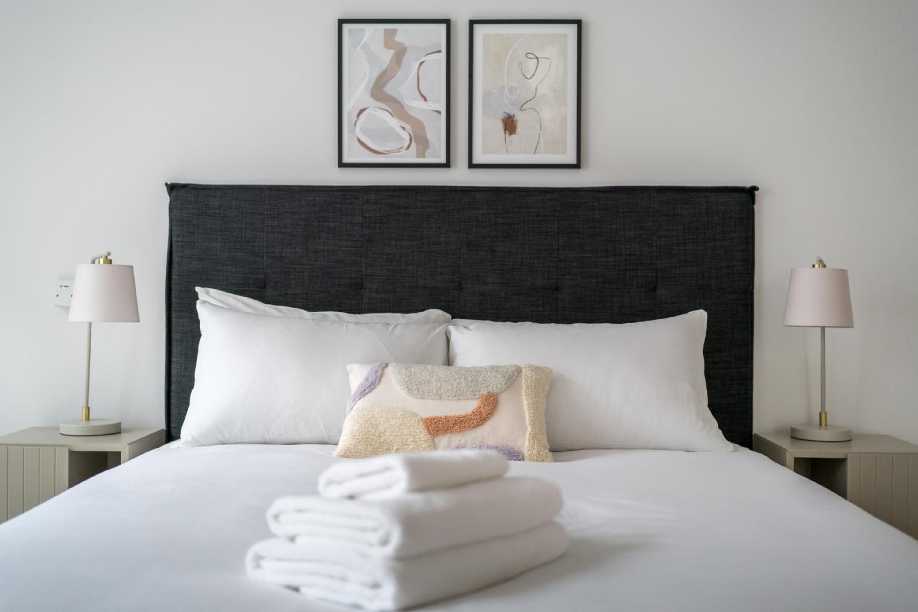 JOIVY Stylish 3 bed, 3 bath house with private courtyard in Chelsea