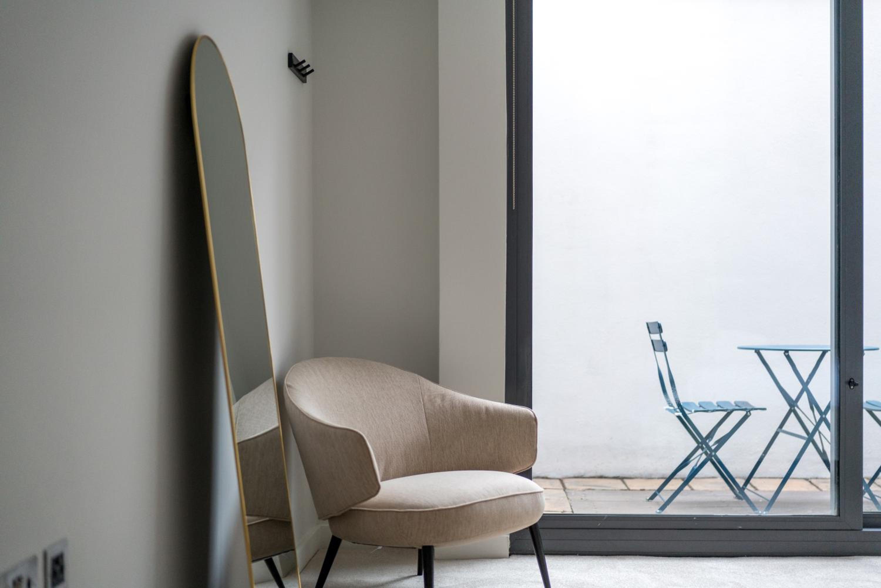 JOIVY Stylish 3 bed, 3 bath house with private courtyard in Chelsea
