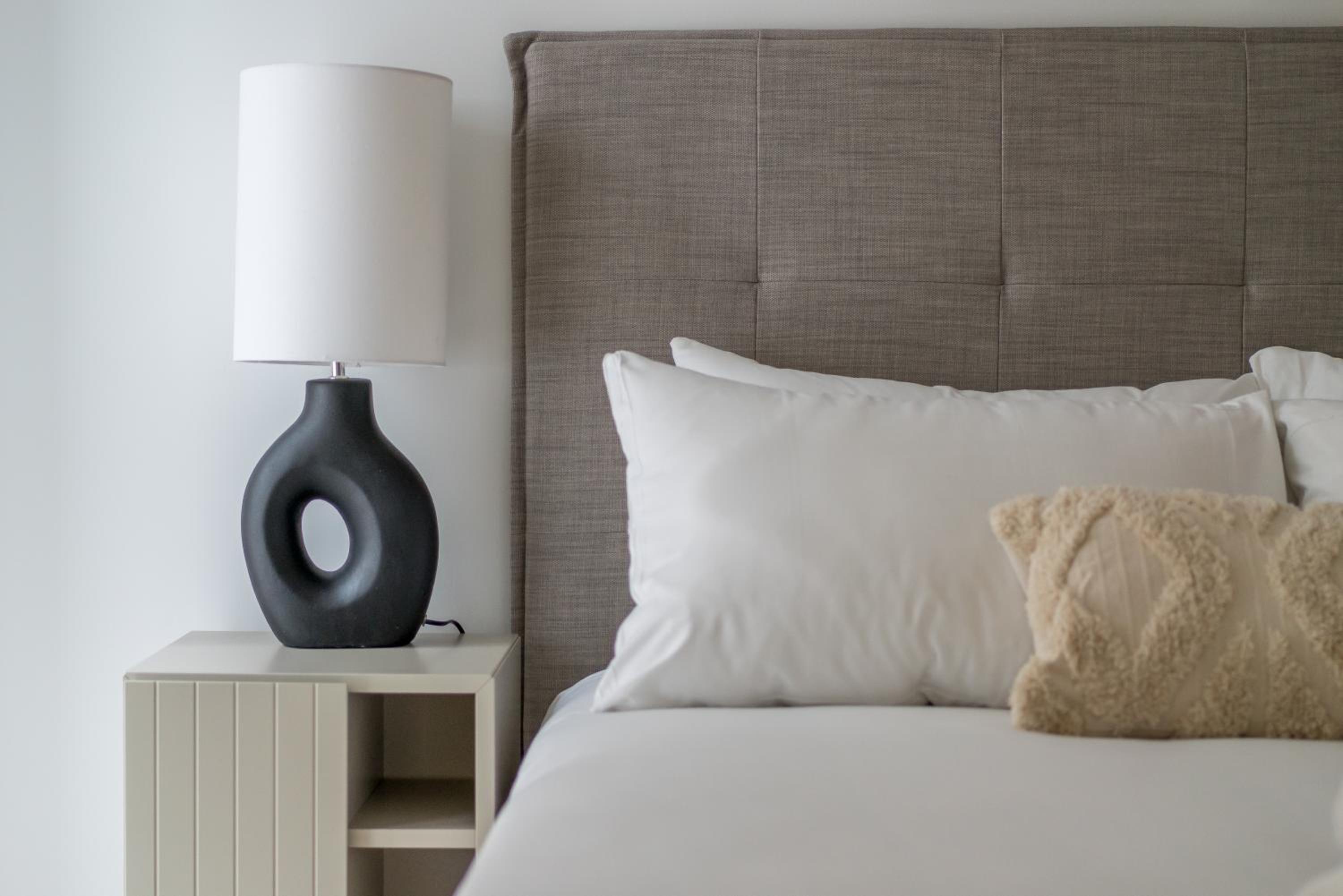 JOIVY Stylish 3 bed, 3 bath house with private courtyard in Chelsea