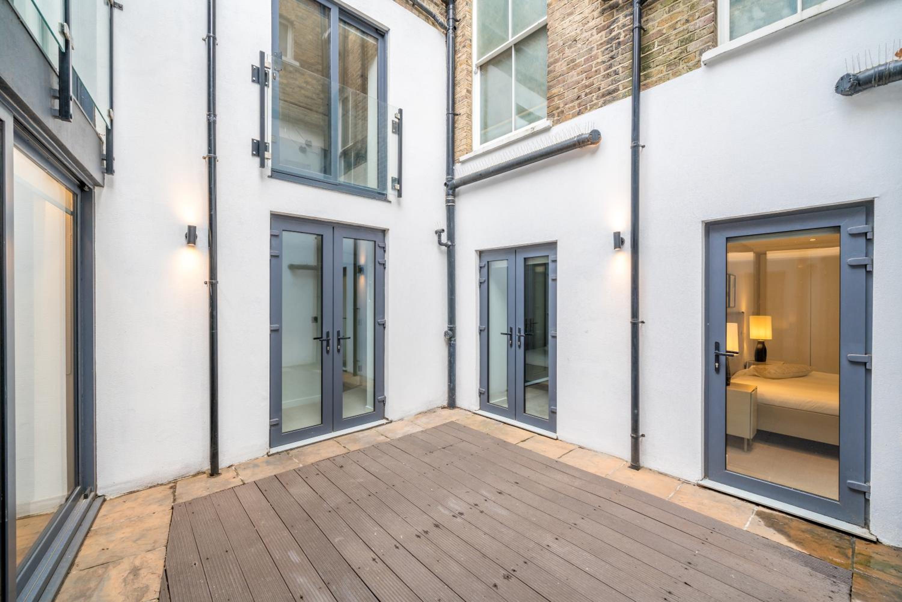 JOIVY Stylish 3 bed, 3 bath house with private courtyard in Chelsea