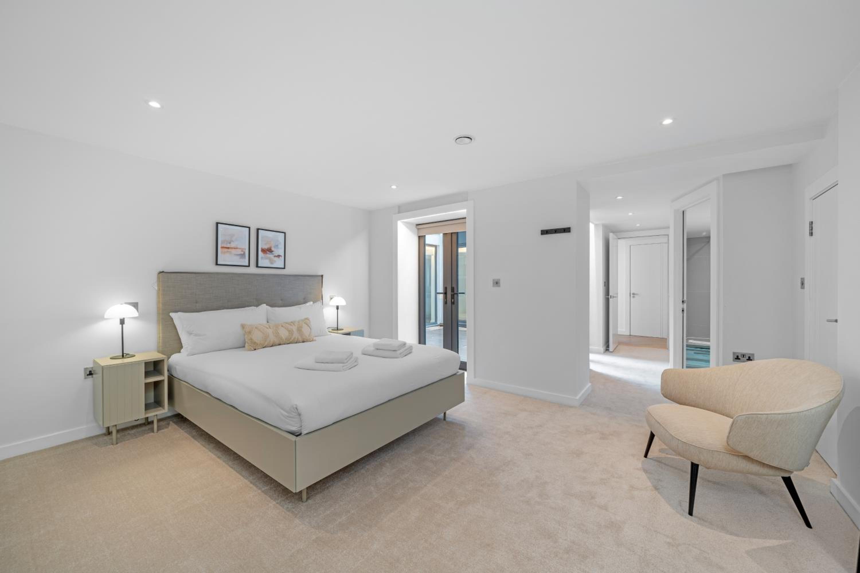 JOIVY Stylish 3 bed, 3 bath house with private courtyard in Chelsea