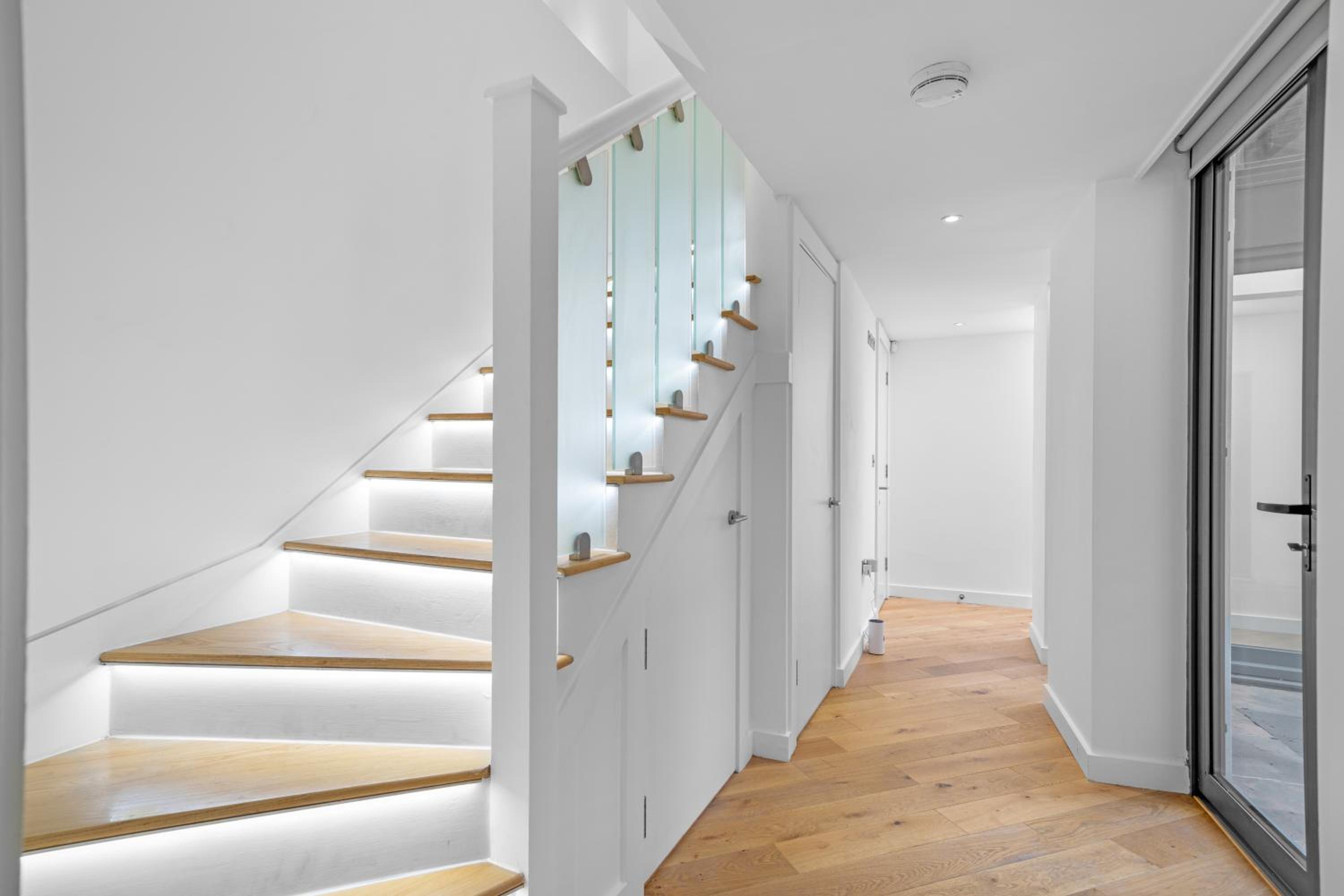 JOIVY Stylish 3 bed, 3 bath house with private courtyard in Chelsea