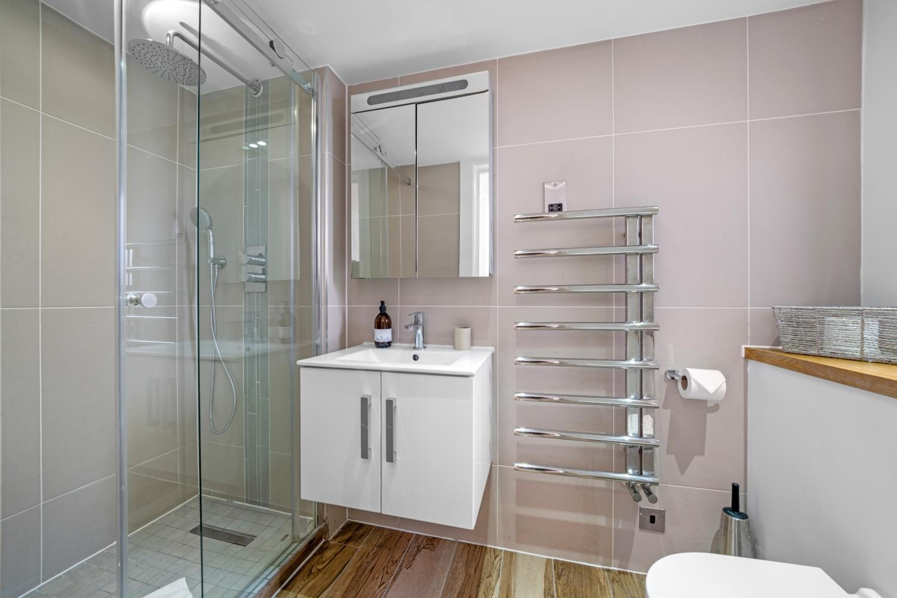 JOIVY Stylish 3 bed, 3 bath house with private courtyard in Chelsea
