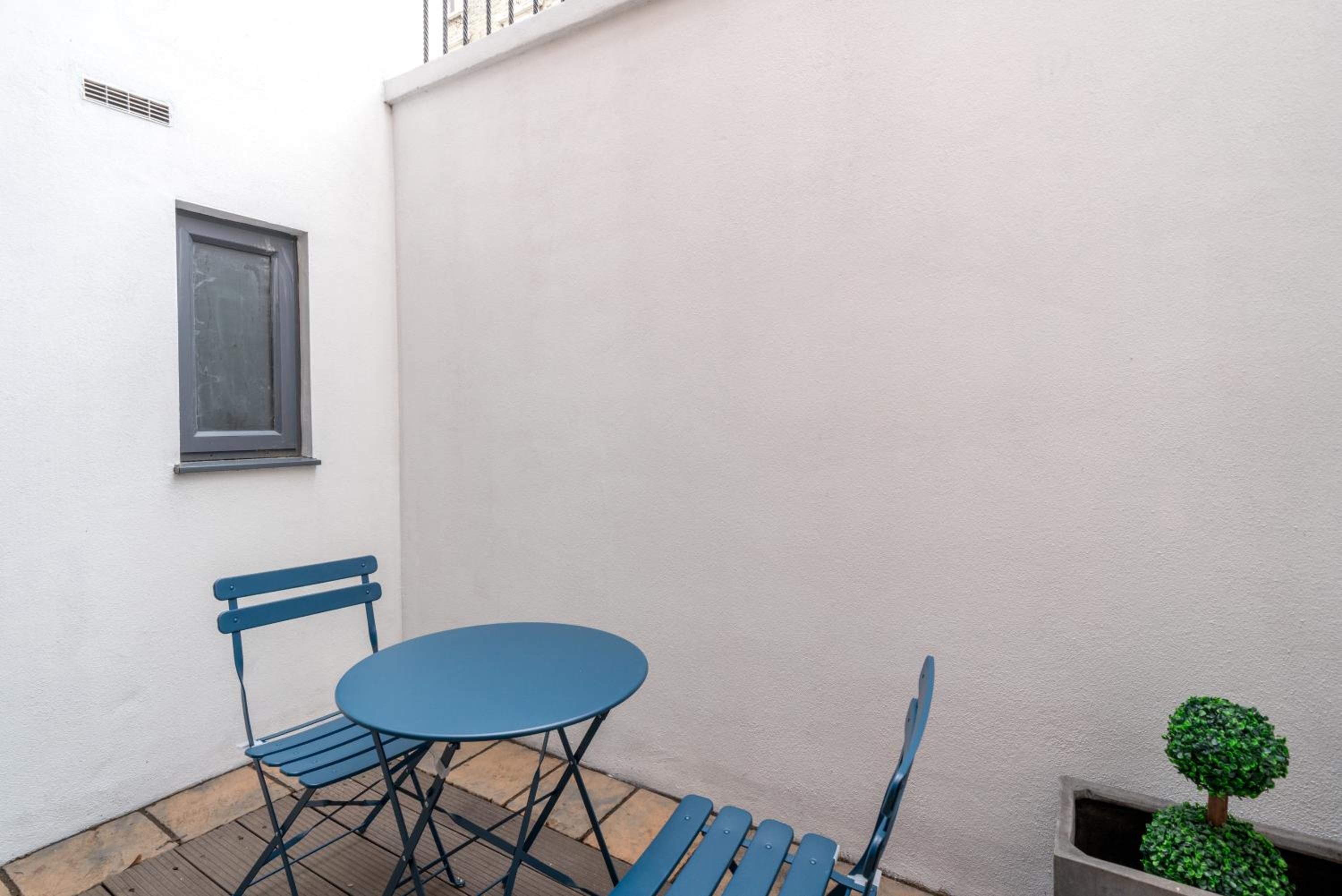 JOIVY Stylish 3 bed, 3 bath house with private courtyard in Chelsea