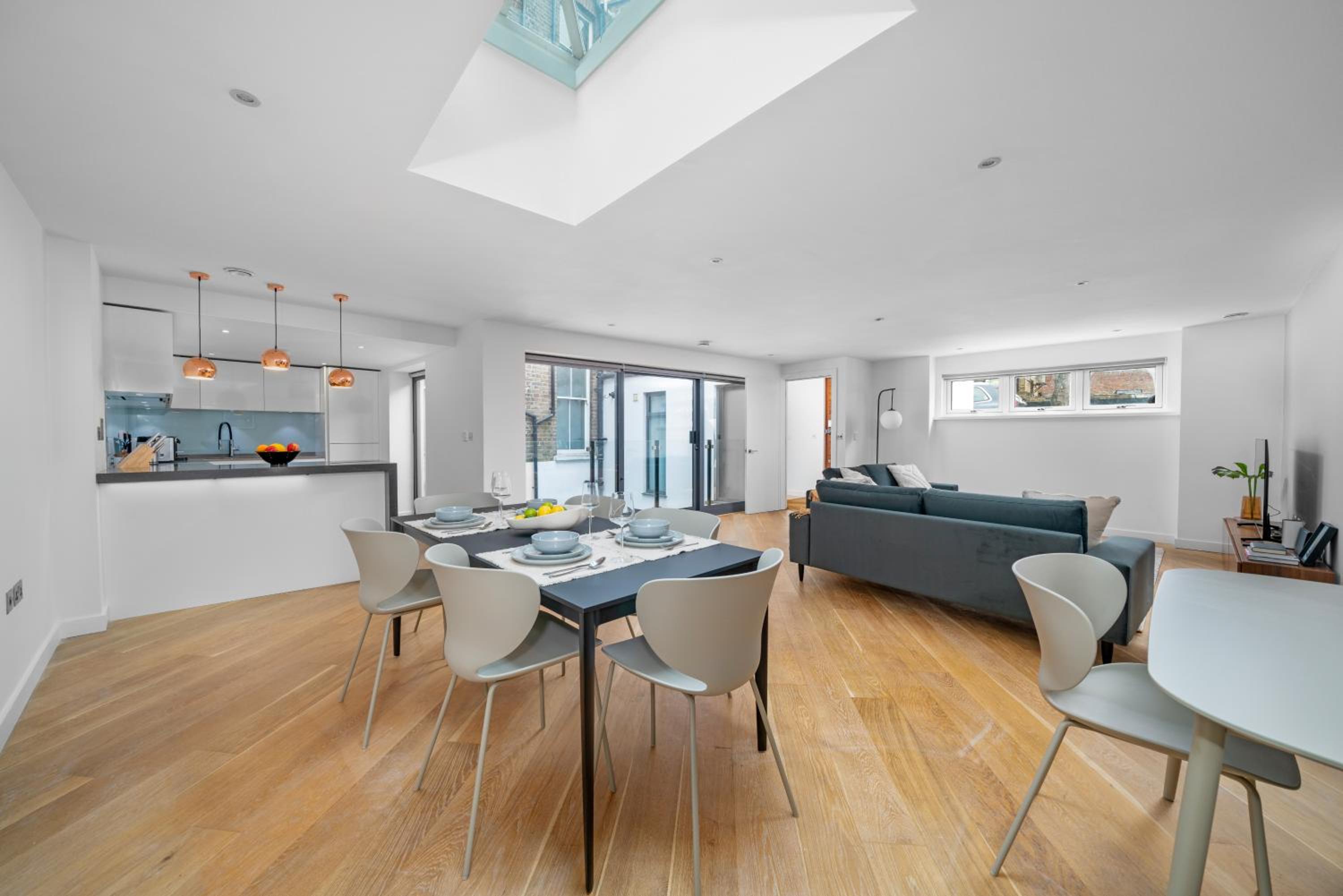 JOIVY Stylish 3 bed, 3 bath house with private courtyard in Chelsea