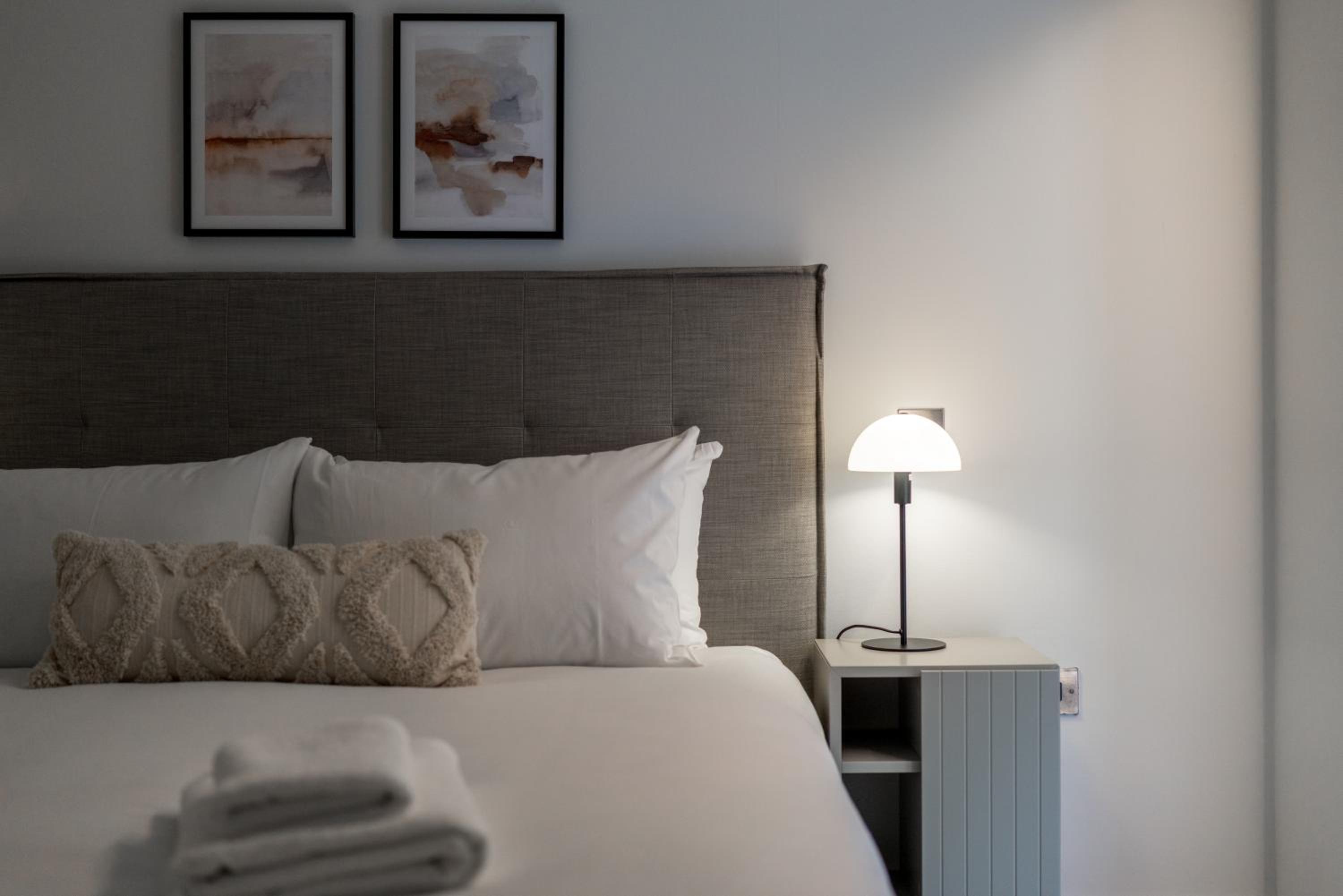 JOIVY Stylish 3 bed, 3 bath house with private courtyard in Chelsea