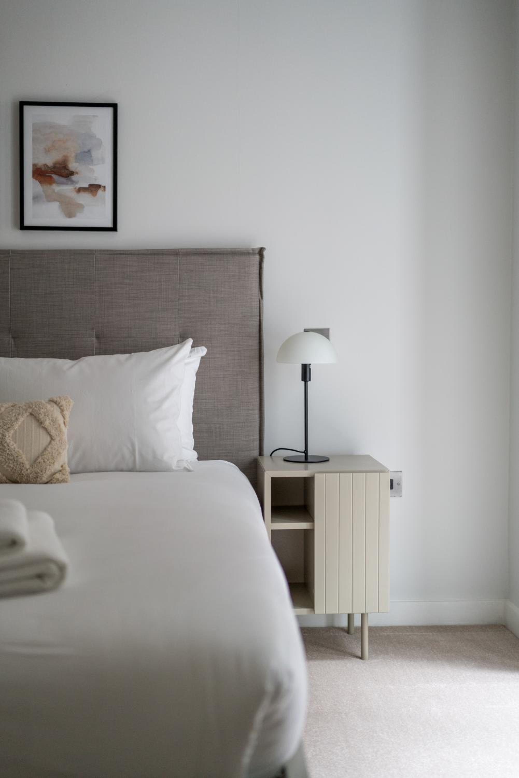 JOIVY Stylish 3 bed, 3 bath house with private courtyard in Chelsea