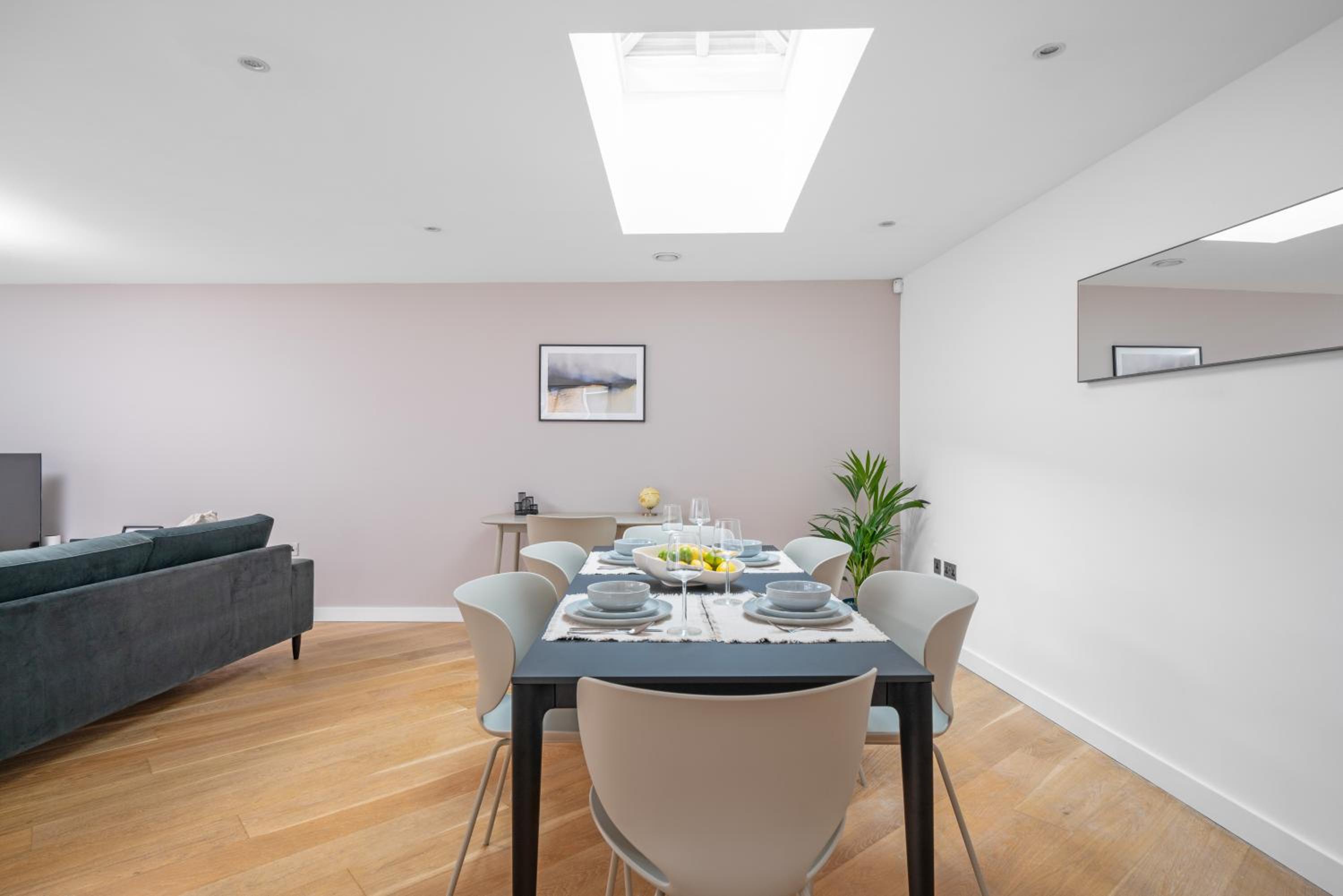 JOIVY Stylish 3 bed, 3 bath house with private courtyard in Chelsea