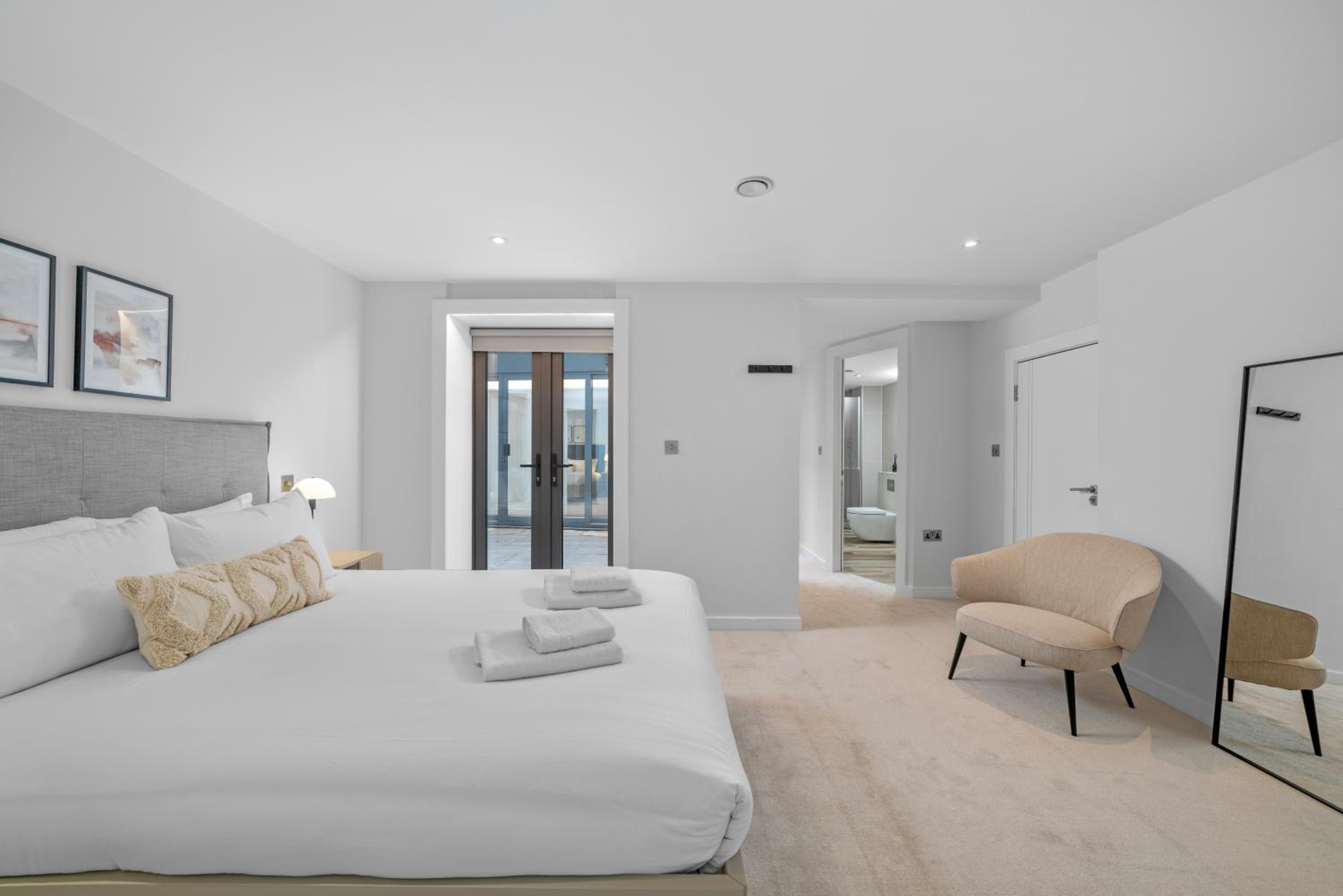 JOIVY Stylish 3 bed, 3 bath house with private courtyard in Chelsea