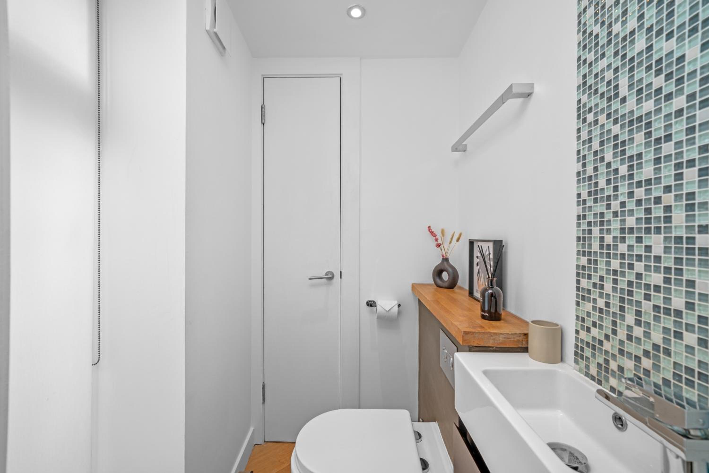 JOIVY Stylish 3 bed, 3 bath house with private courtyard in Chelsea