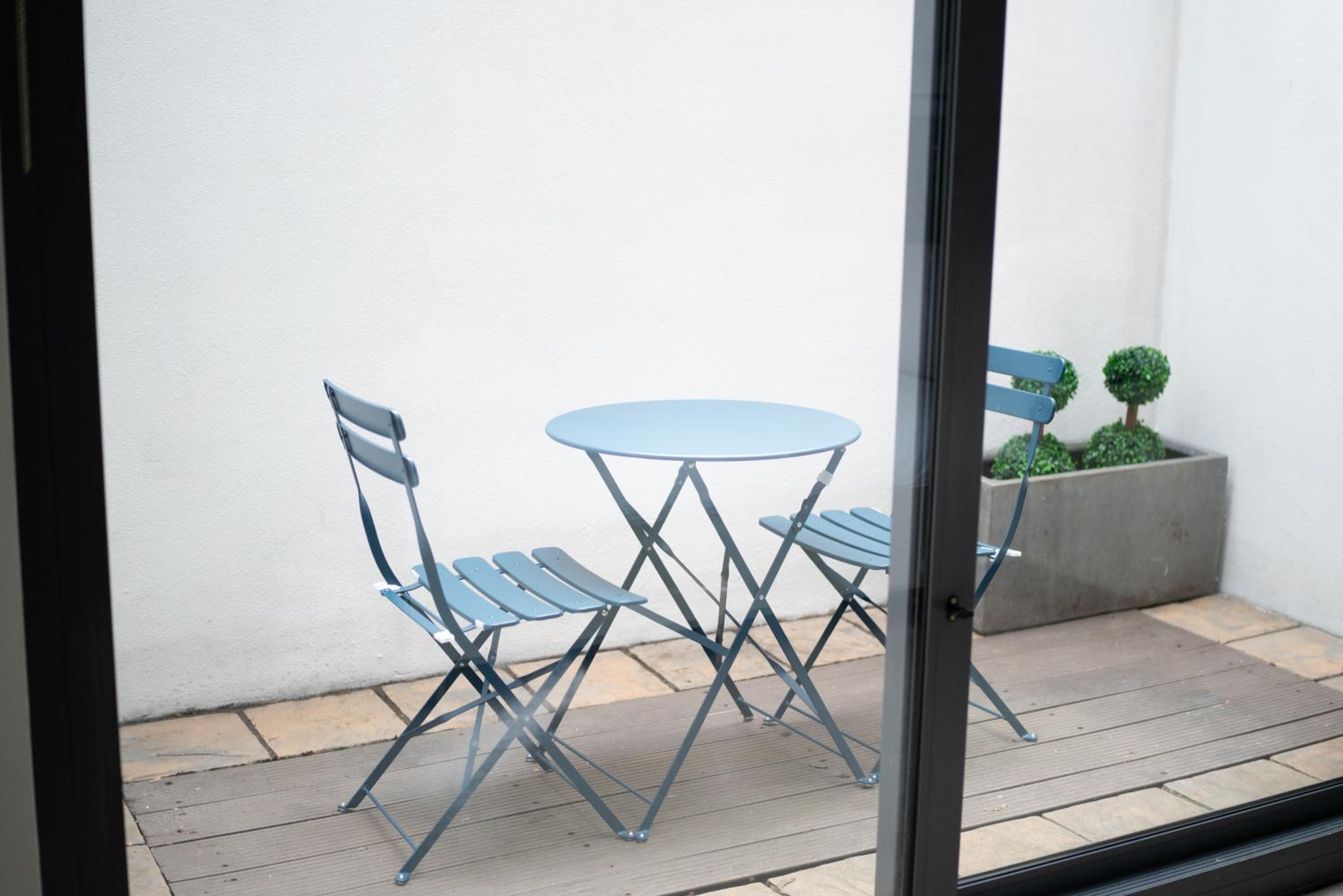 JOIVY Stylish 3 bed, 3 bath house with private courtyard in Chelsea
