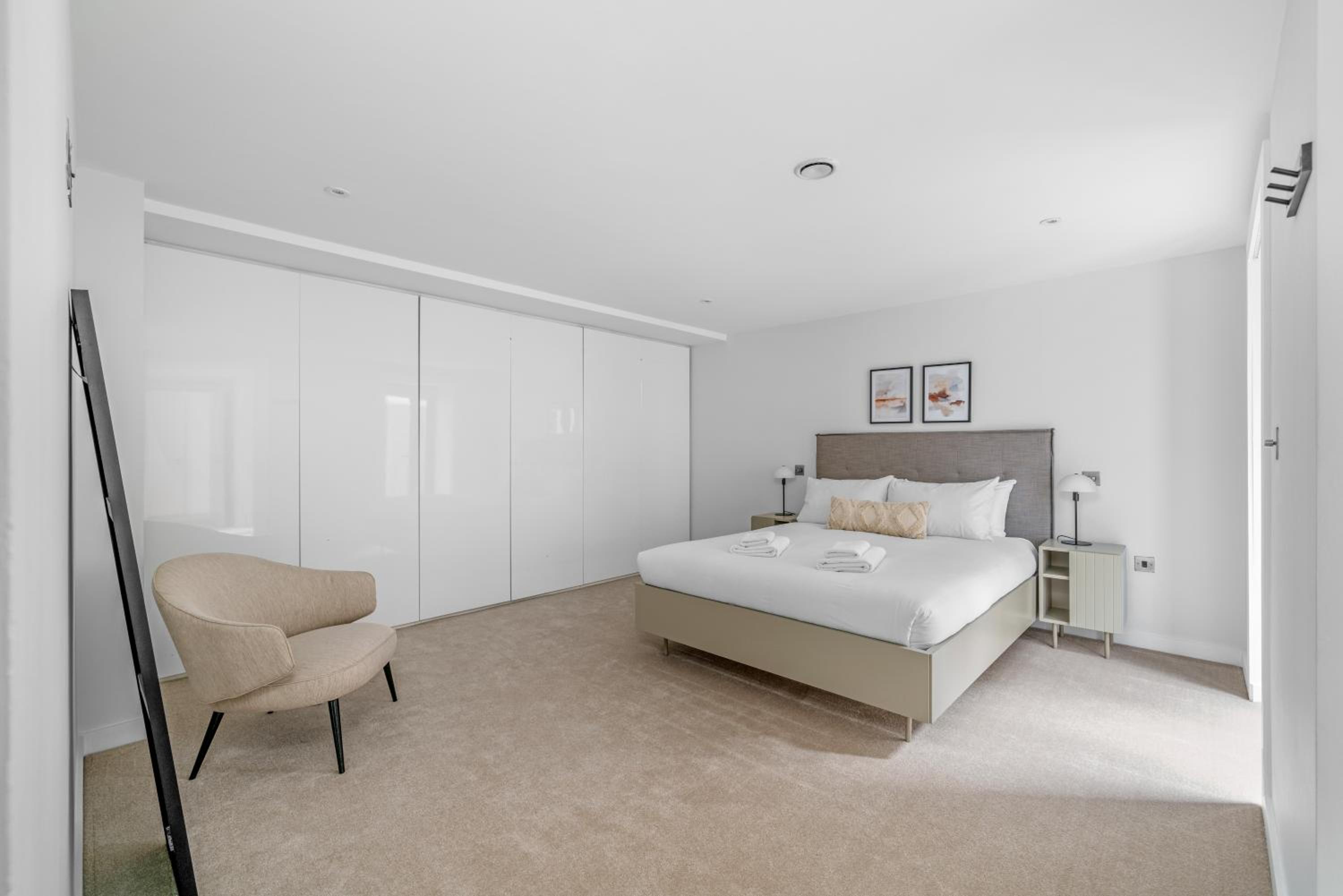 JOIVY Stylish 3 bed, 3 bath house with private courtyard in Chelsea