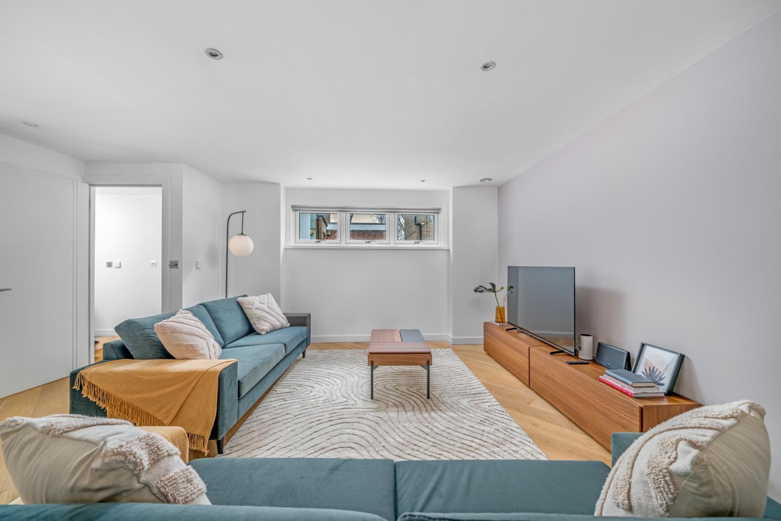 JOIVY Stylish 3 bed, 3 bath house with private courtyard in Chelsea