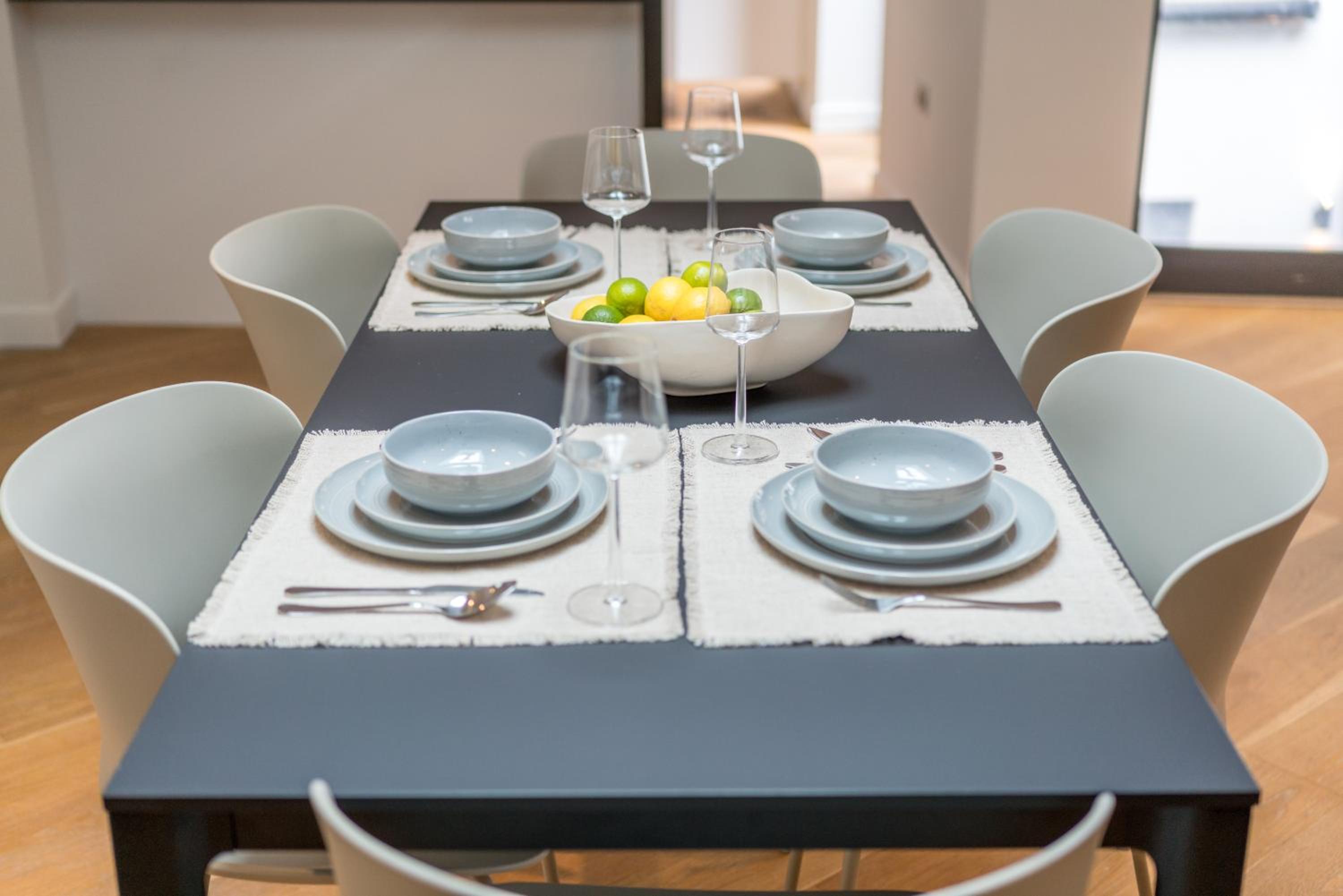JOIVY Stylish 3 bed, 3 bath house with private courtyard in Chelsea