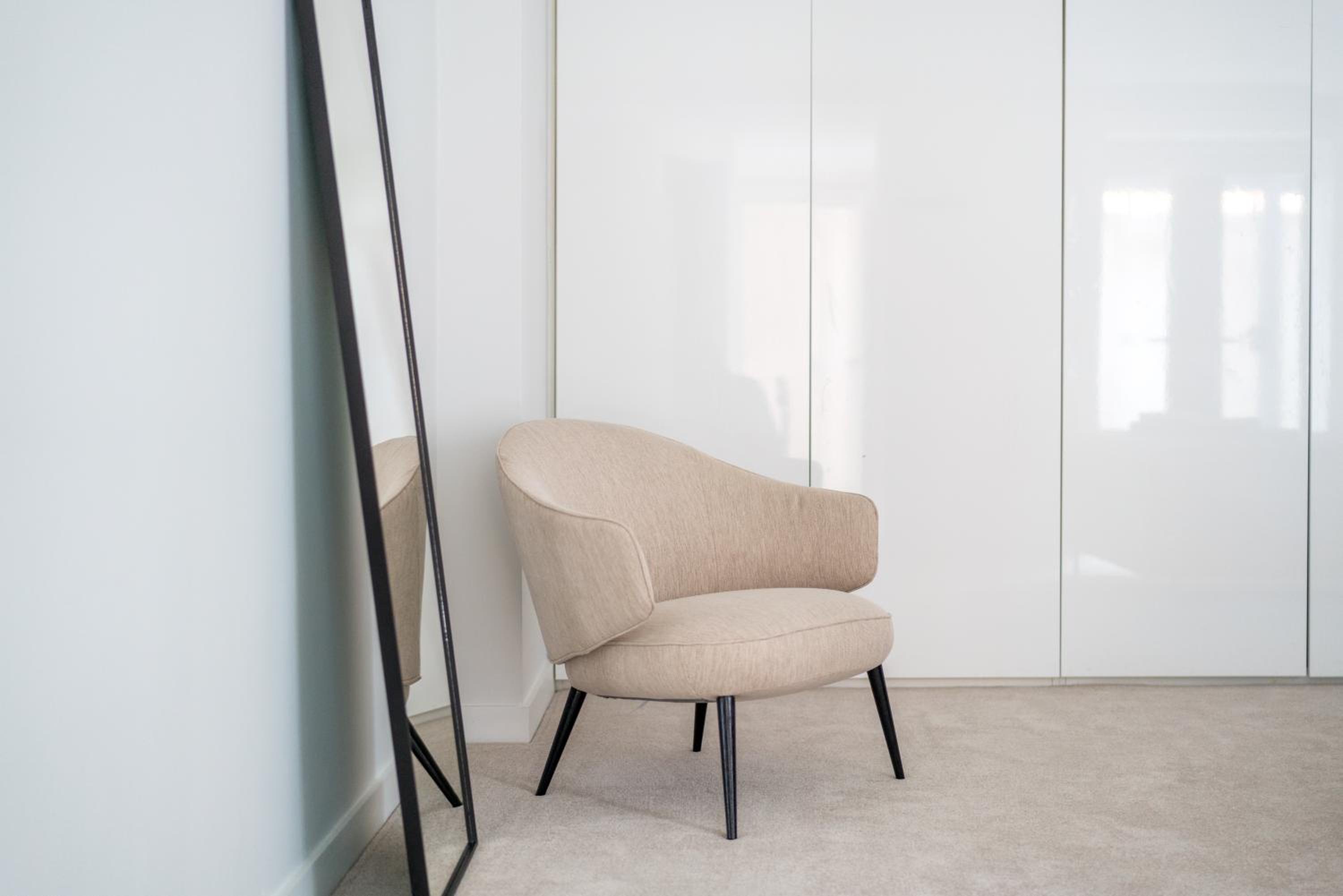 JOIVY Stylish 3 bed, 3 bath house with private courtyard in Chelsea