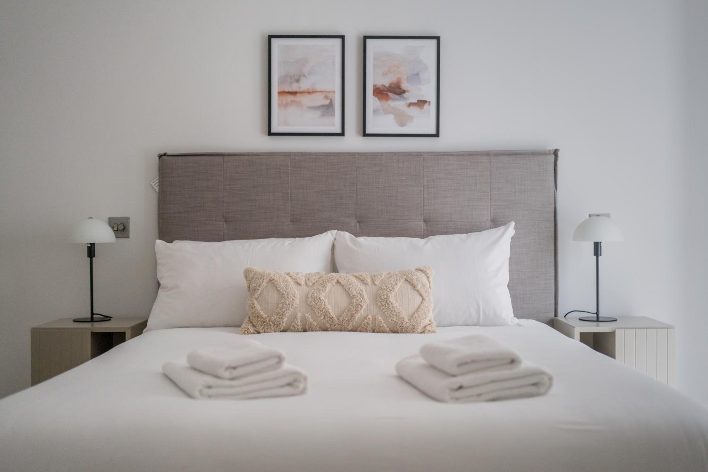 JOIVY Stylish 3 bed, 3 bath house with private courtyard in Chelsea
