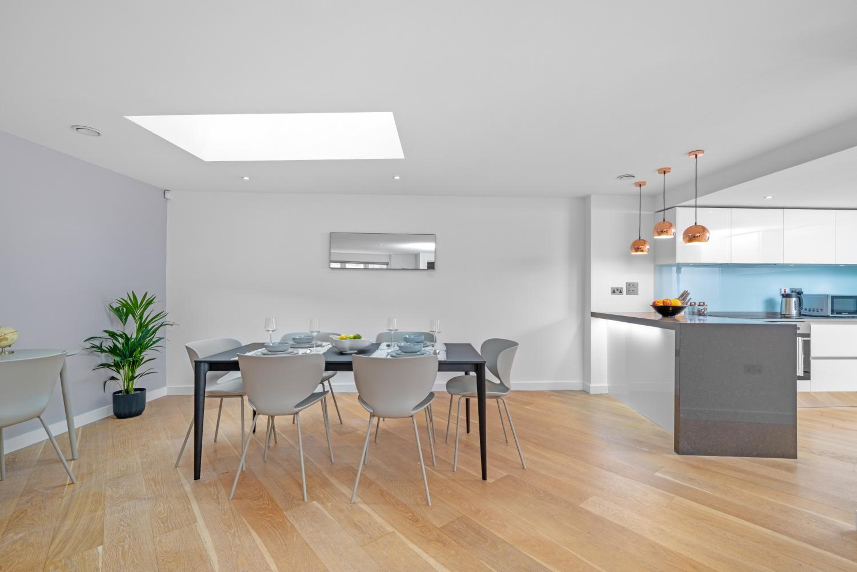 JOIVY Stylish 3 bed, 3 bath house with private courtyard in Chelsea