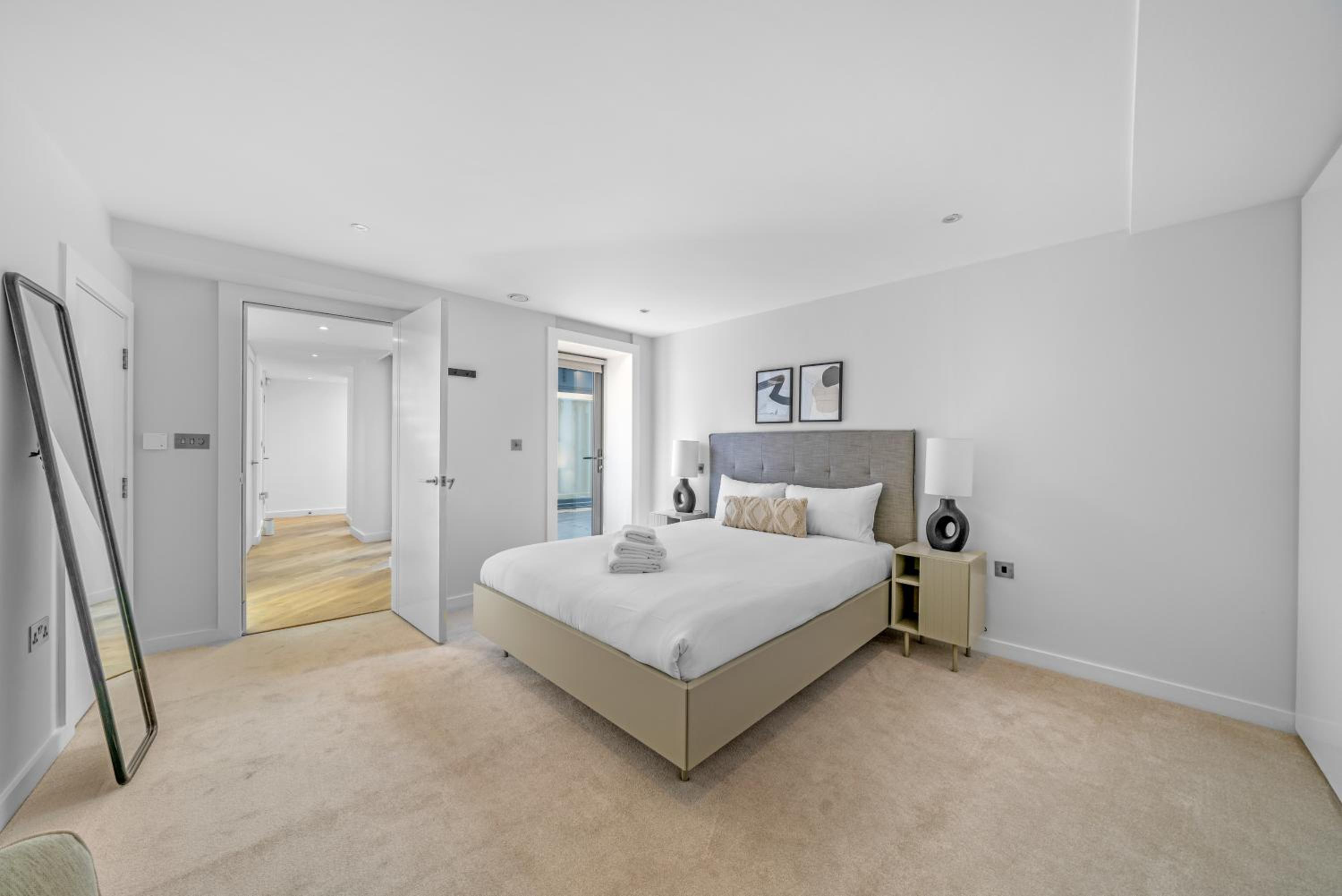 JOIVY Stylish 3 bed, 3 bath house with private courtyard in Chelsea