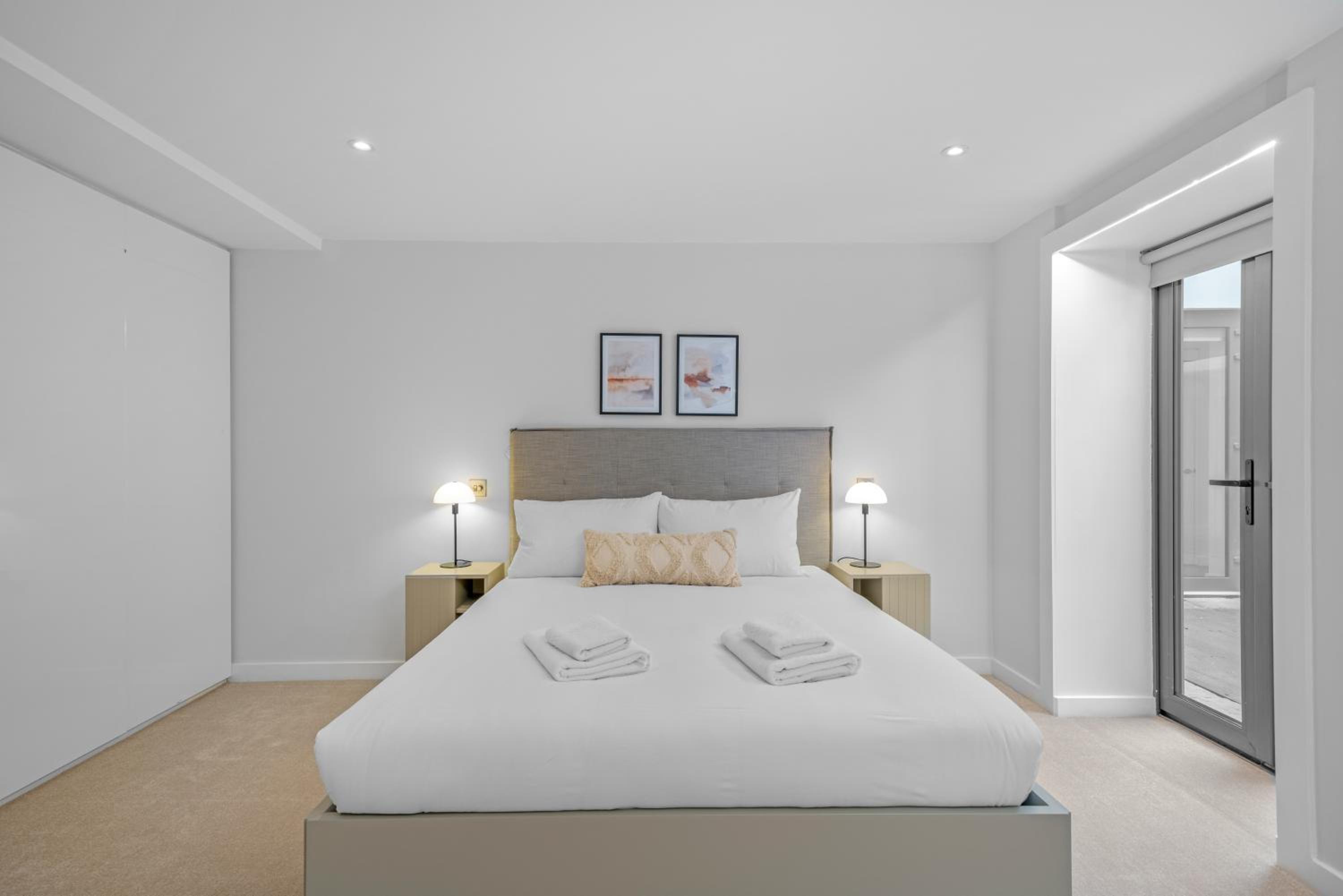 JOIVY Stylish 3 bed, 3 bath house with private courtyard in Chelsea