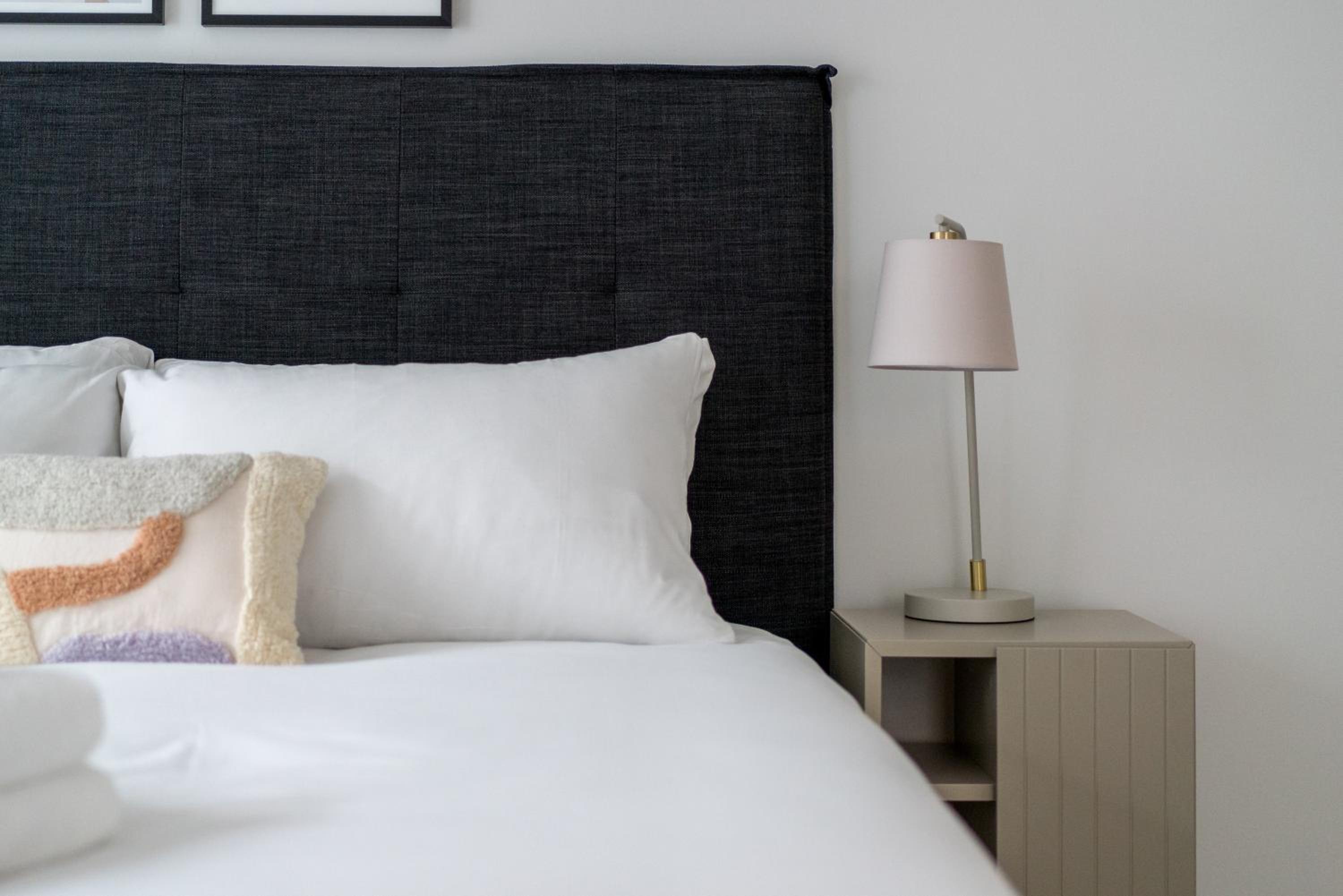 JOIVY Stylish 3 bed, 3 bath house with private courtyard in Chelsea
