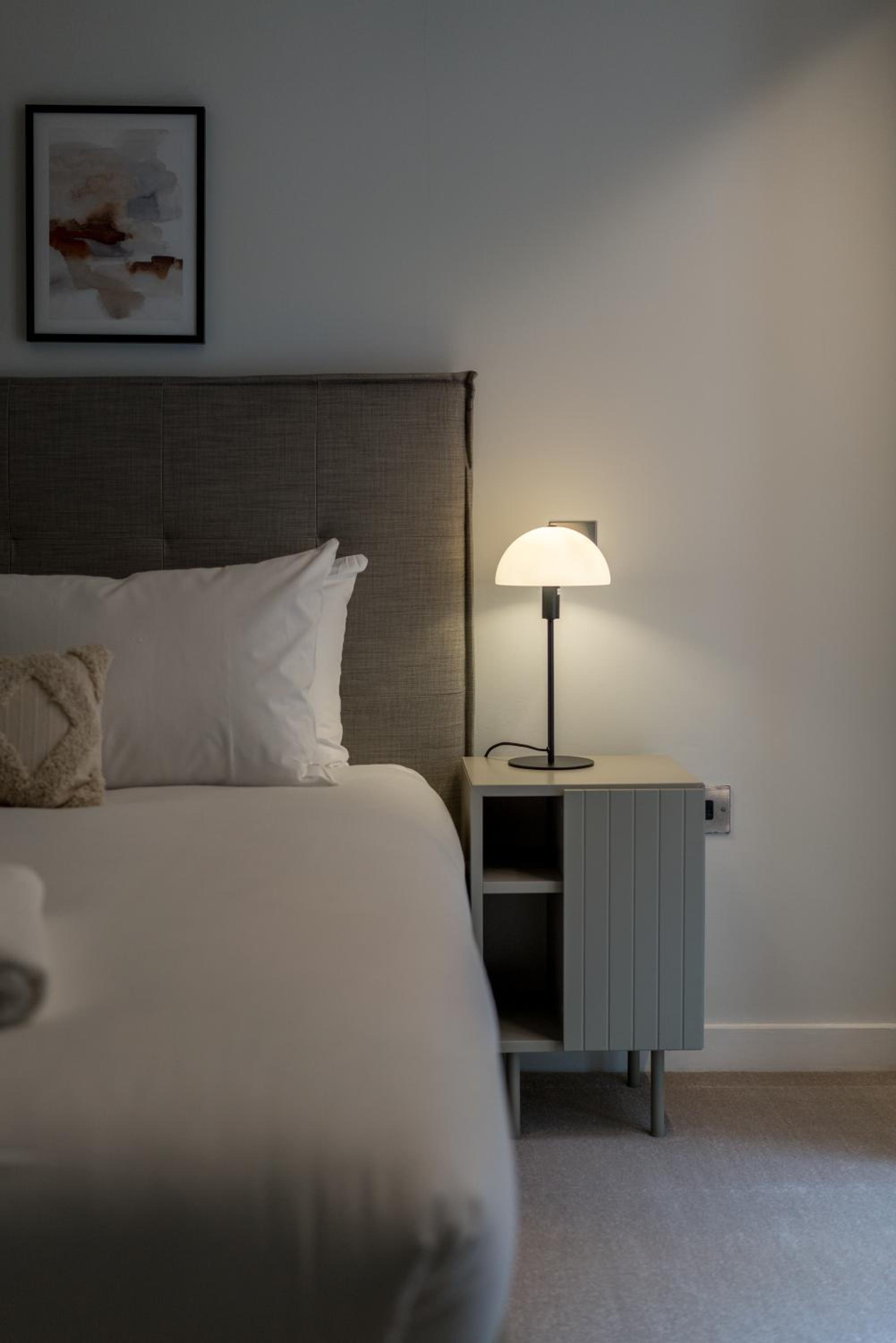 JOIVY Stylish 3 bed, 3 bath house with private courtyard in Chelsea