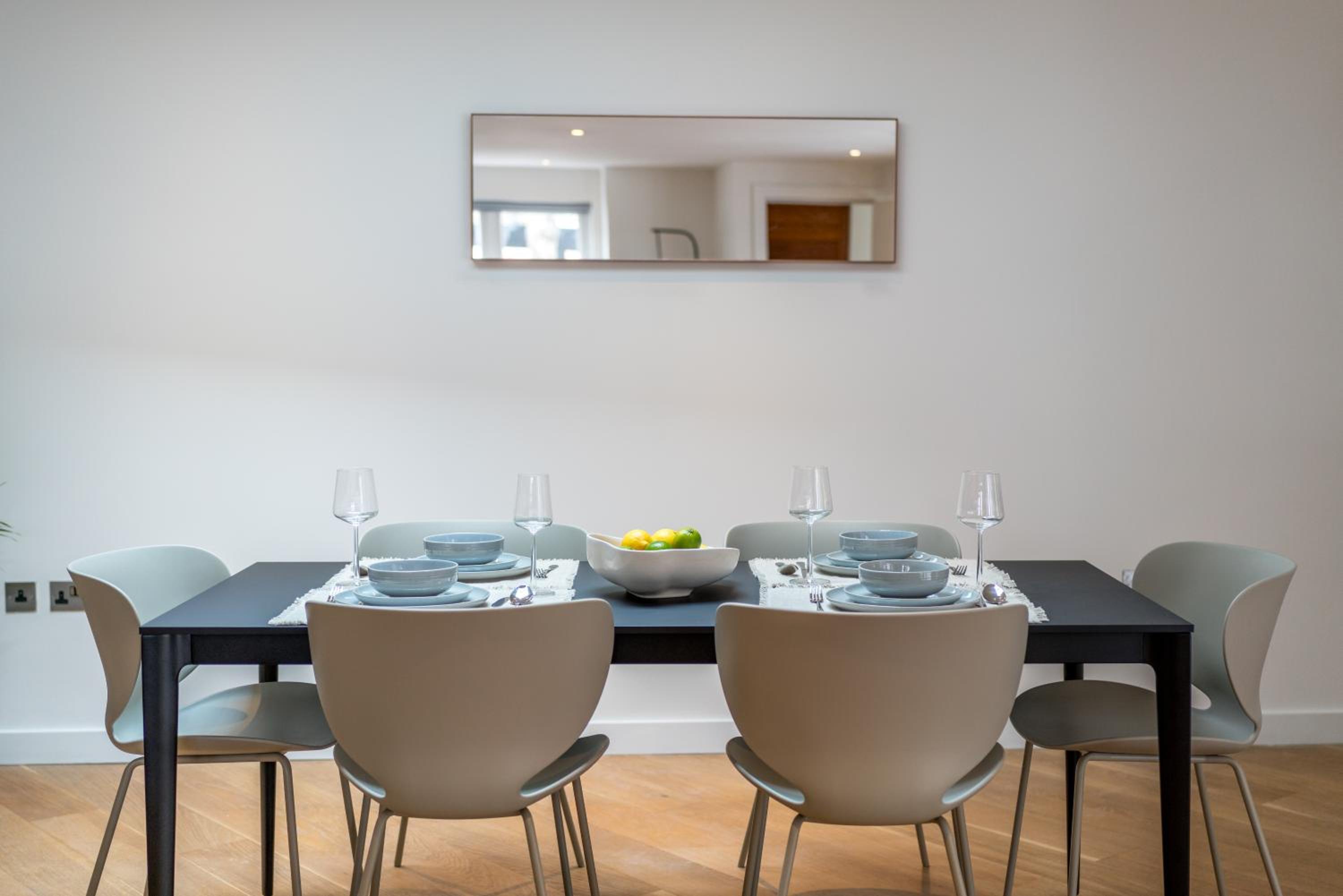 JOIVY Stylish 3 bed, 3 bath house with private courtyard in Chelsea