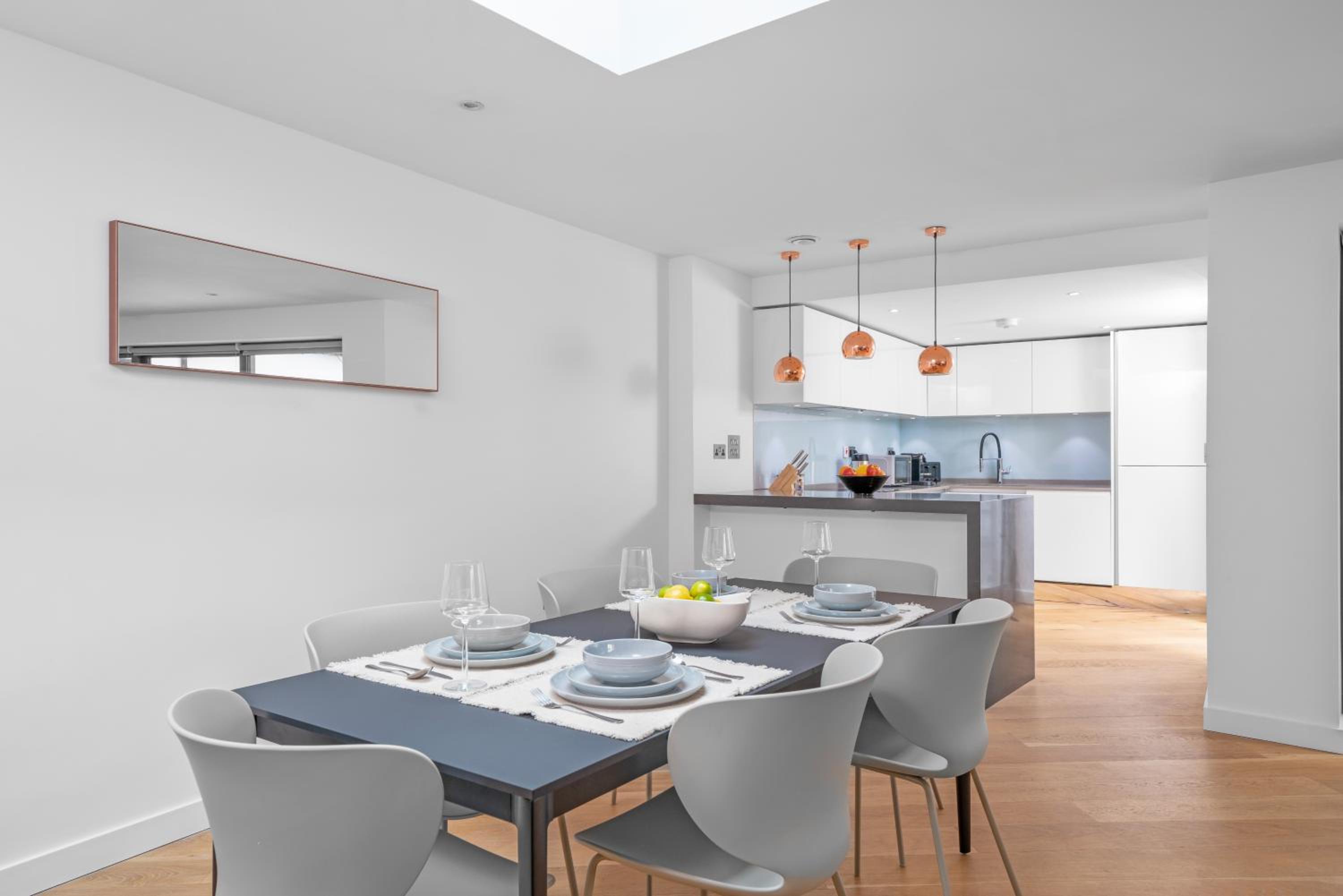 JOIVY Stylish 3 bed, 3 bath house with private courtyard in Chelsea