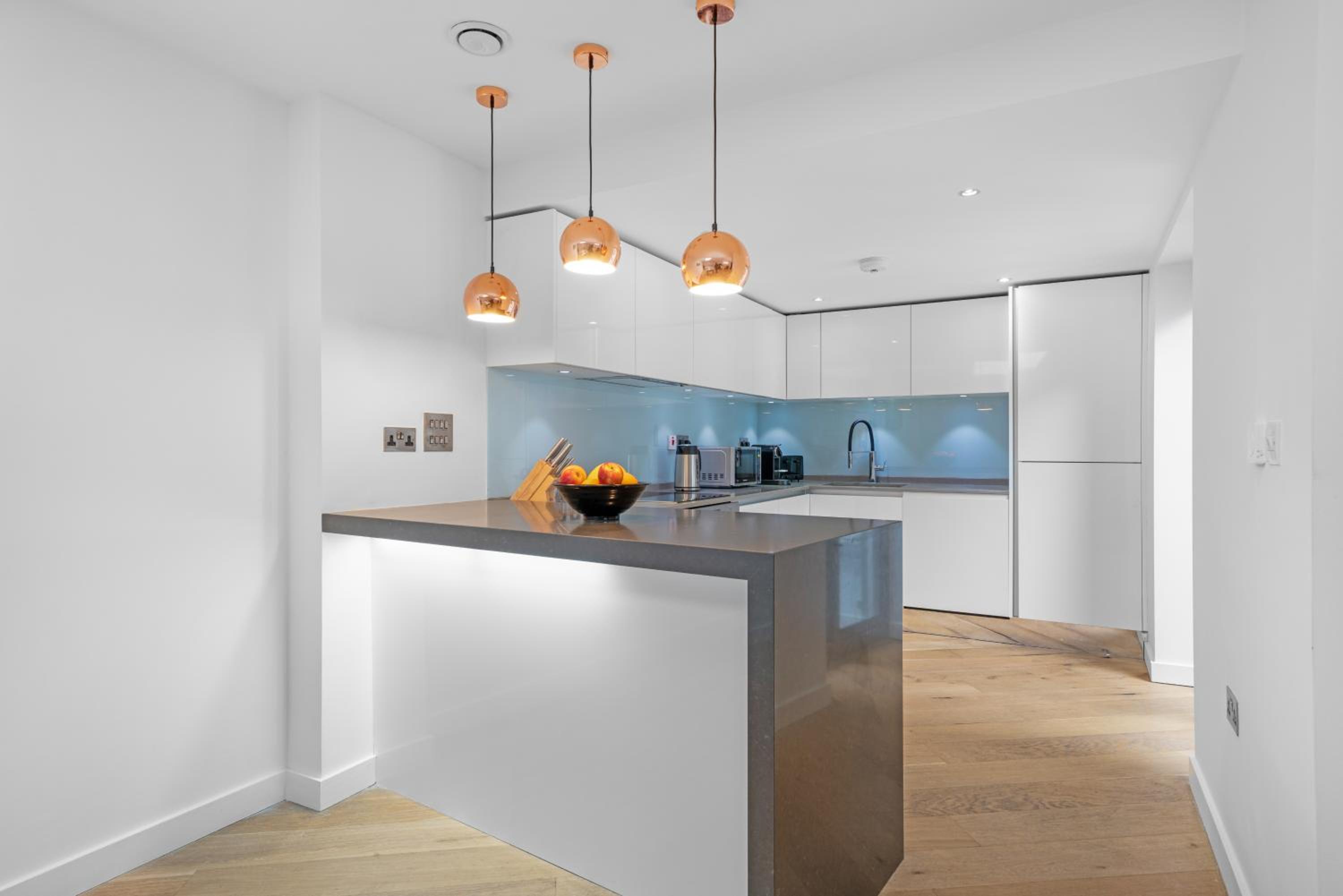 JOIVY Stylish 3 bed, 3 bath house with private courtyard in Chelsea
