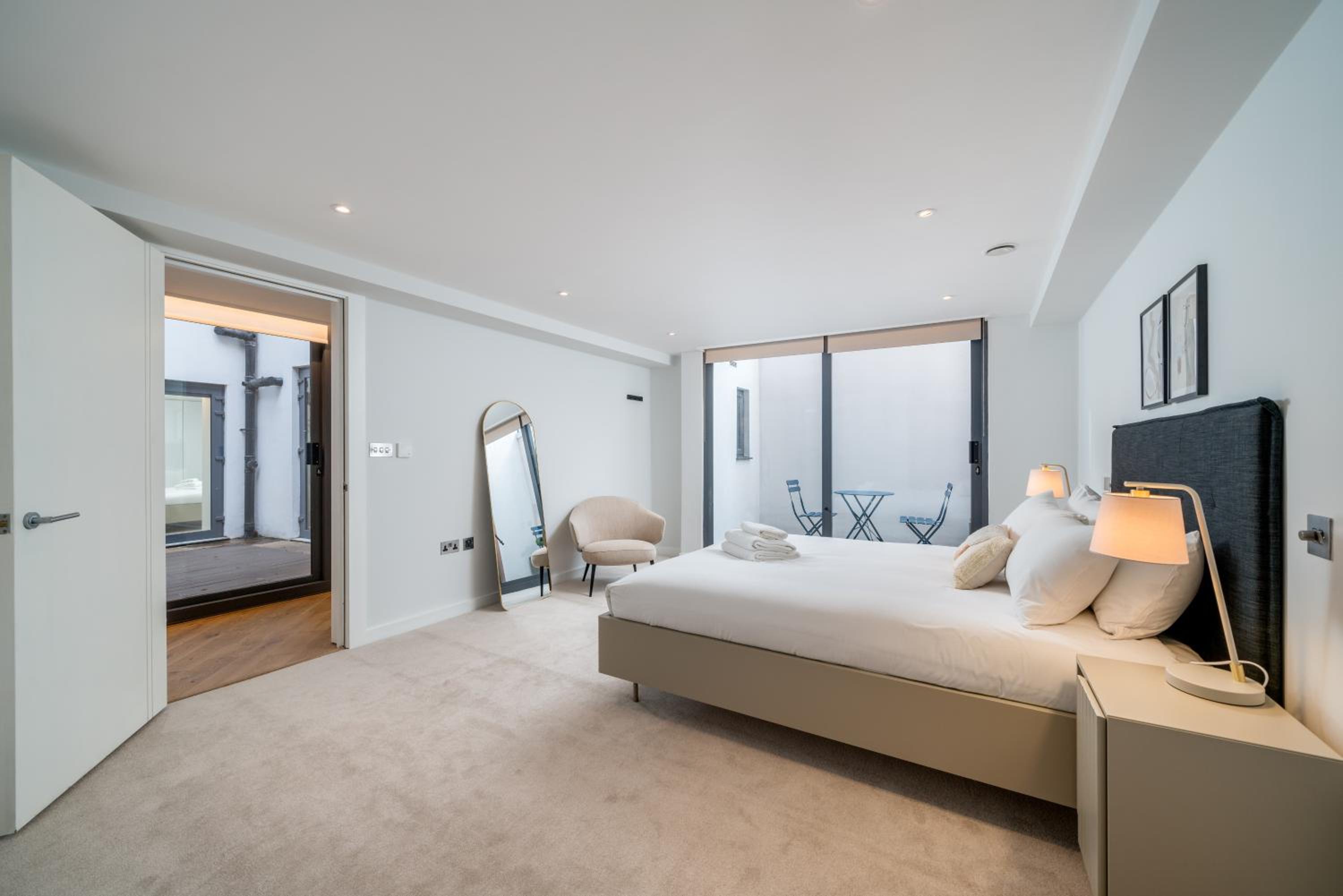 JOIVY Stylish 3 bed, 3 bath house with private courtyard in Chelsea