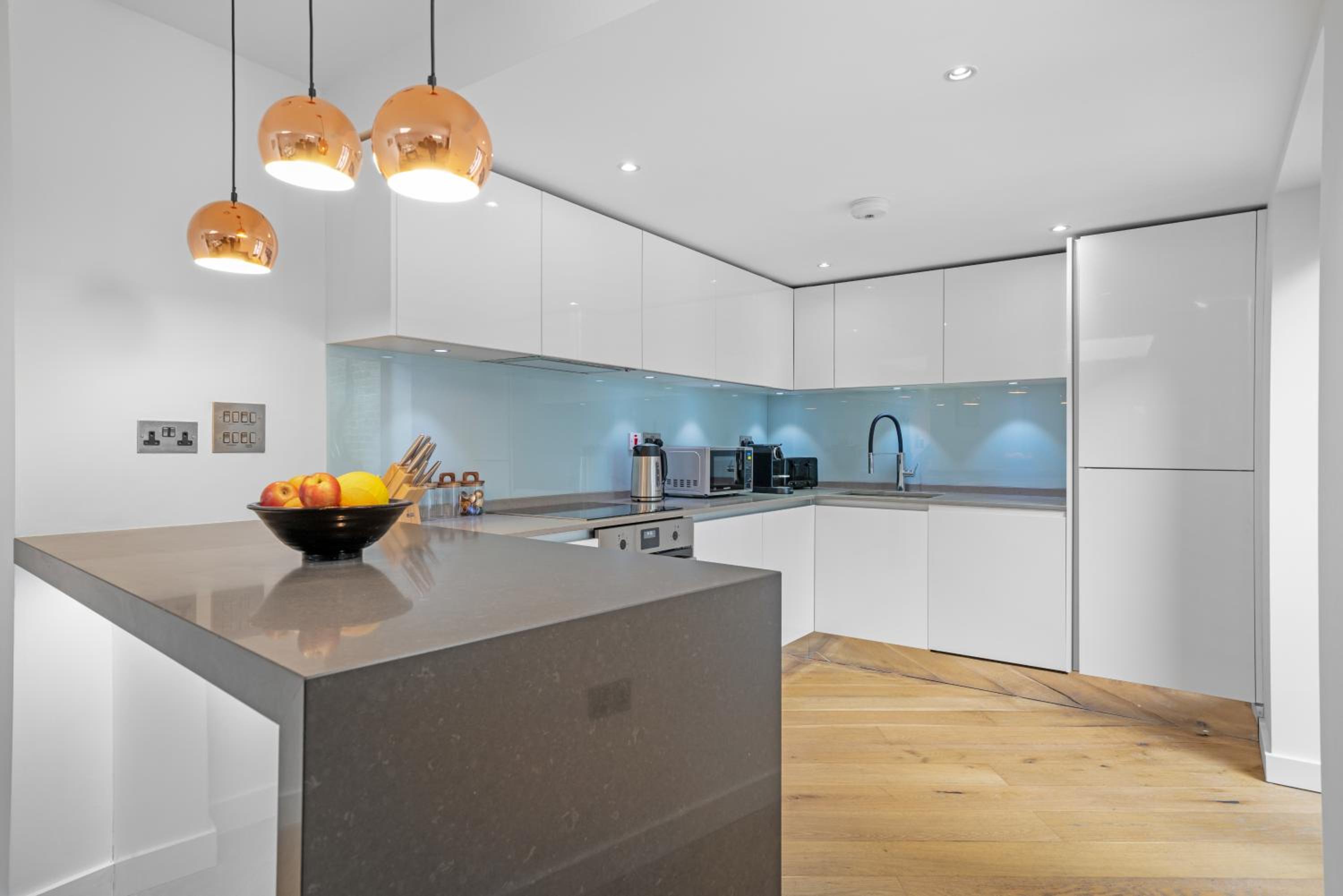 JOIVY Stylish 3 bed, 3 bath house with private courtyard in Chelsea