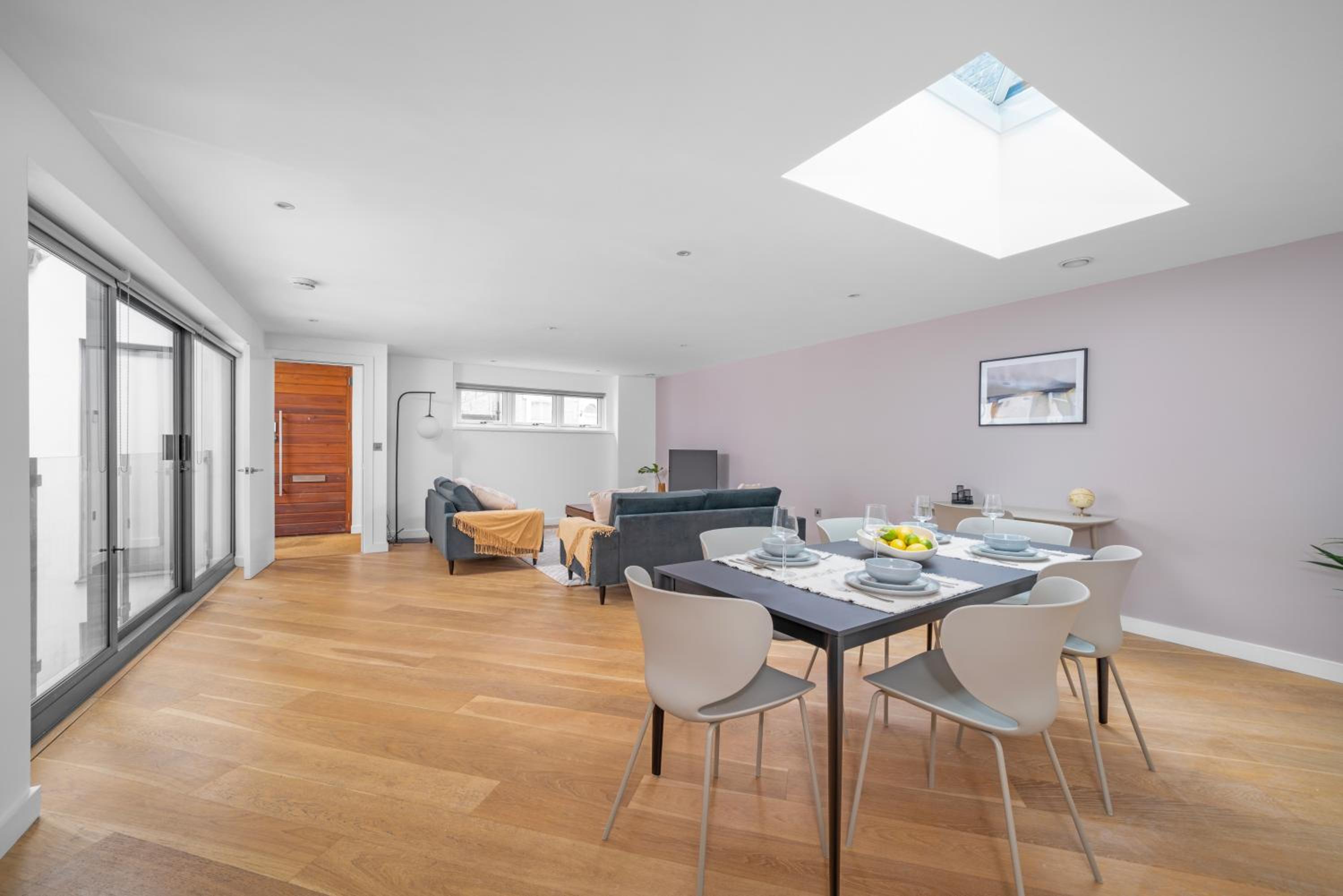 JOIVY Stylish 3 bed, 3 bath house with private courtyard in Chelsea