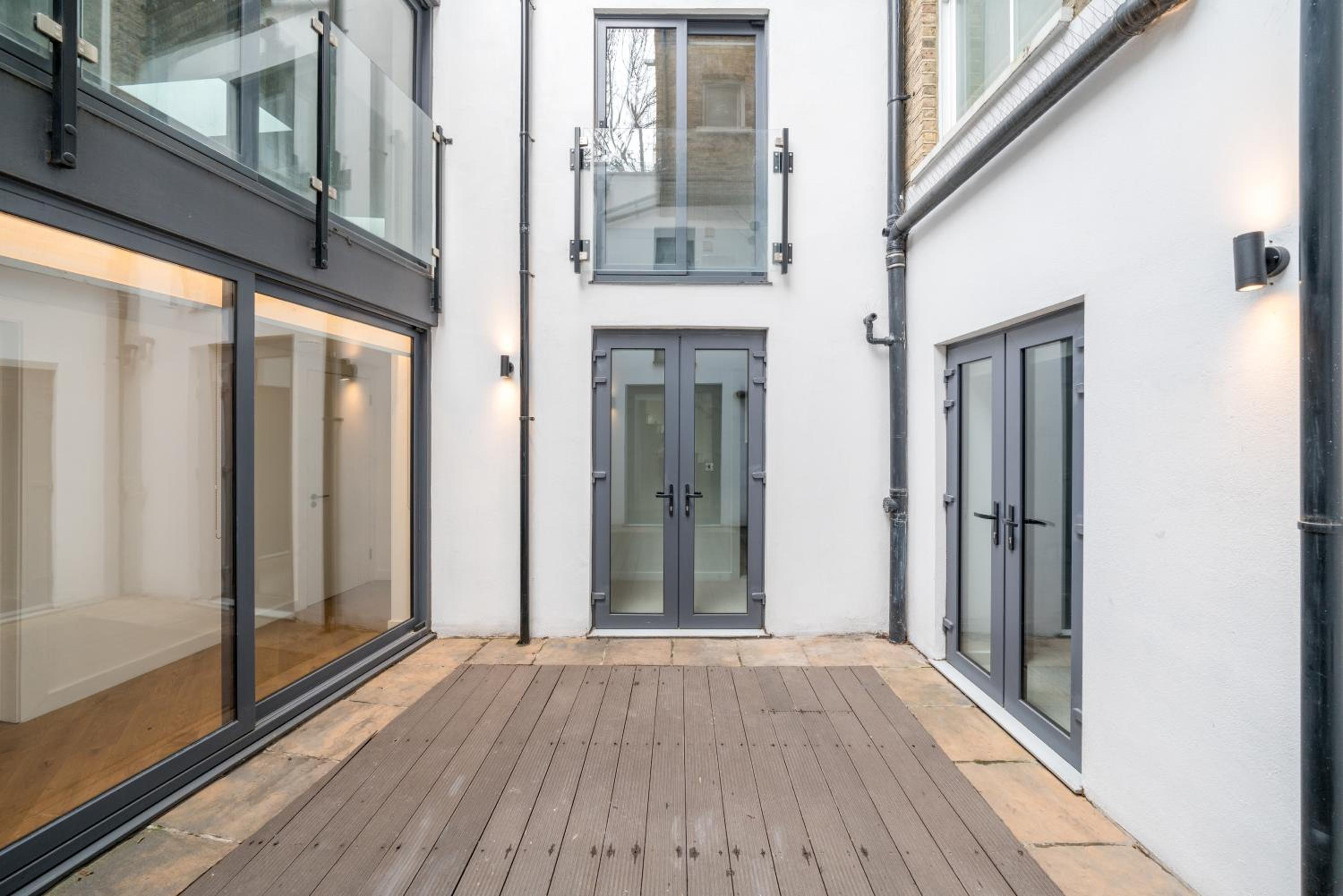 JOIVY Stylish 3 bed, 3 bath house with private courtyard in Chelsea
