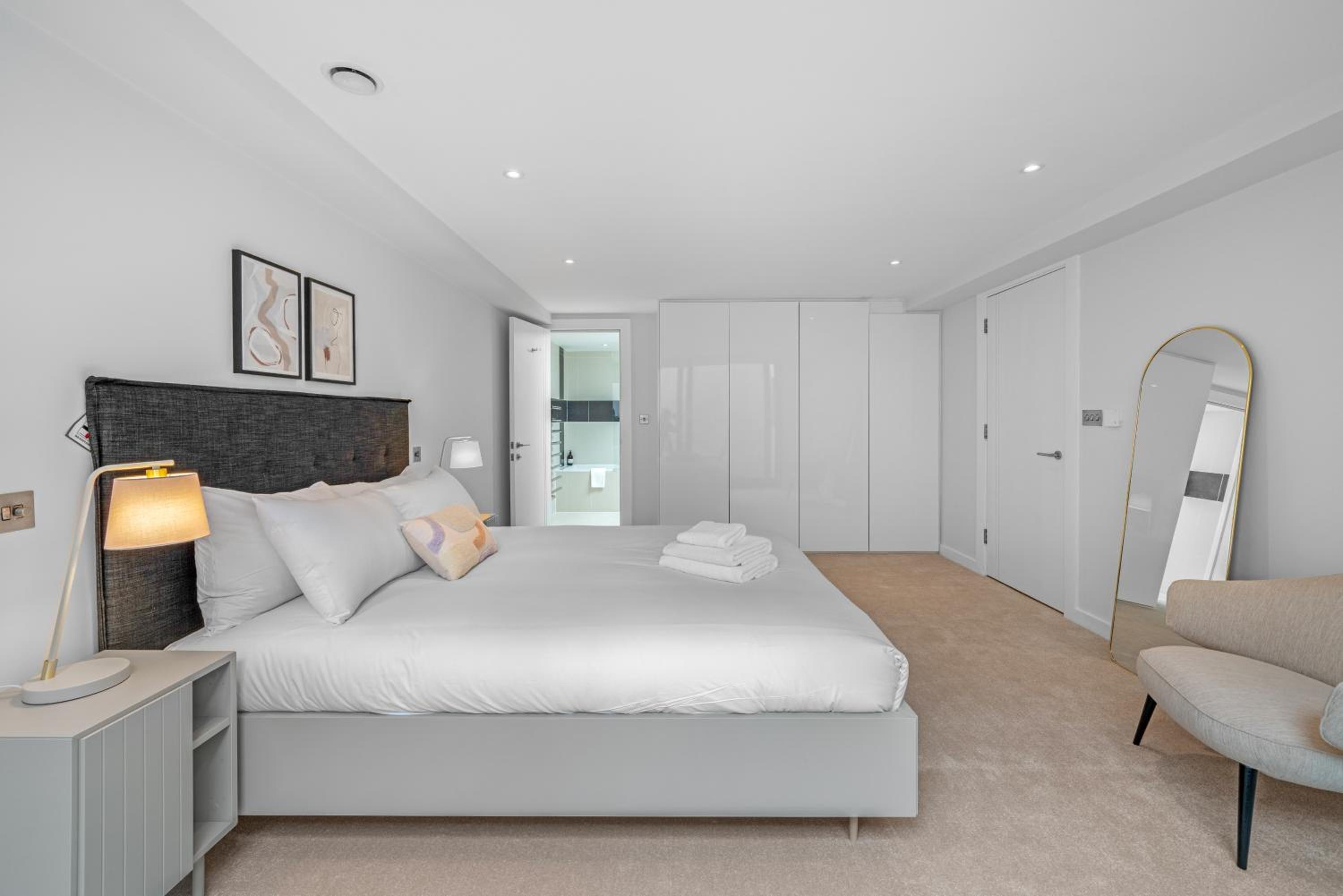 JOIVY Stylish 3 bed, 3 bath house with private courtyard in Chelsea