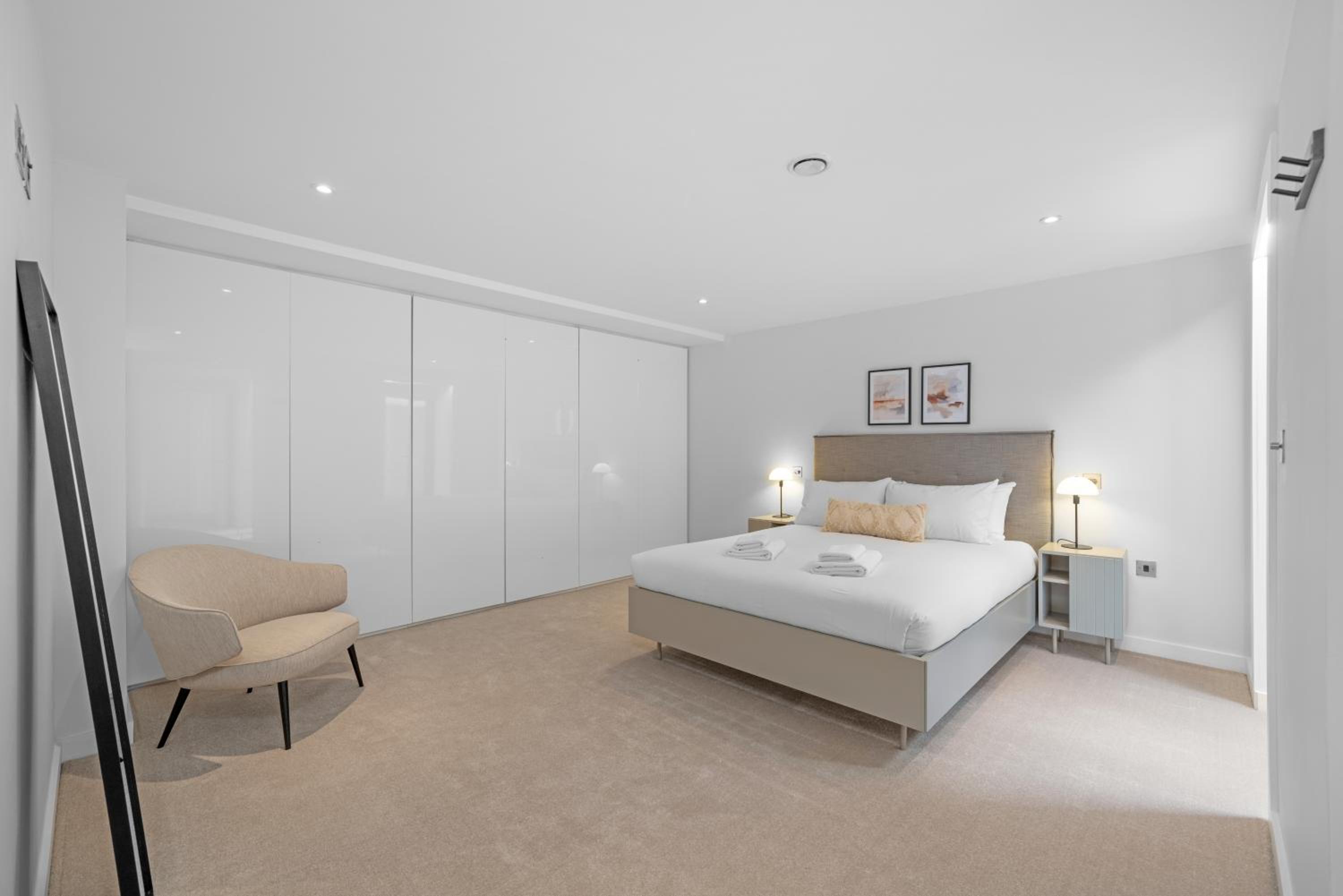 JOIVY Stylish 3 bed, 3 bath house with private courtyard in Chelsea