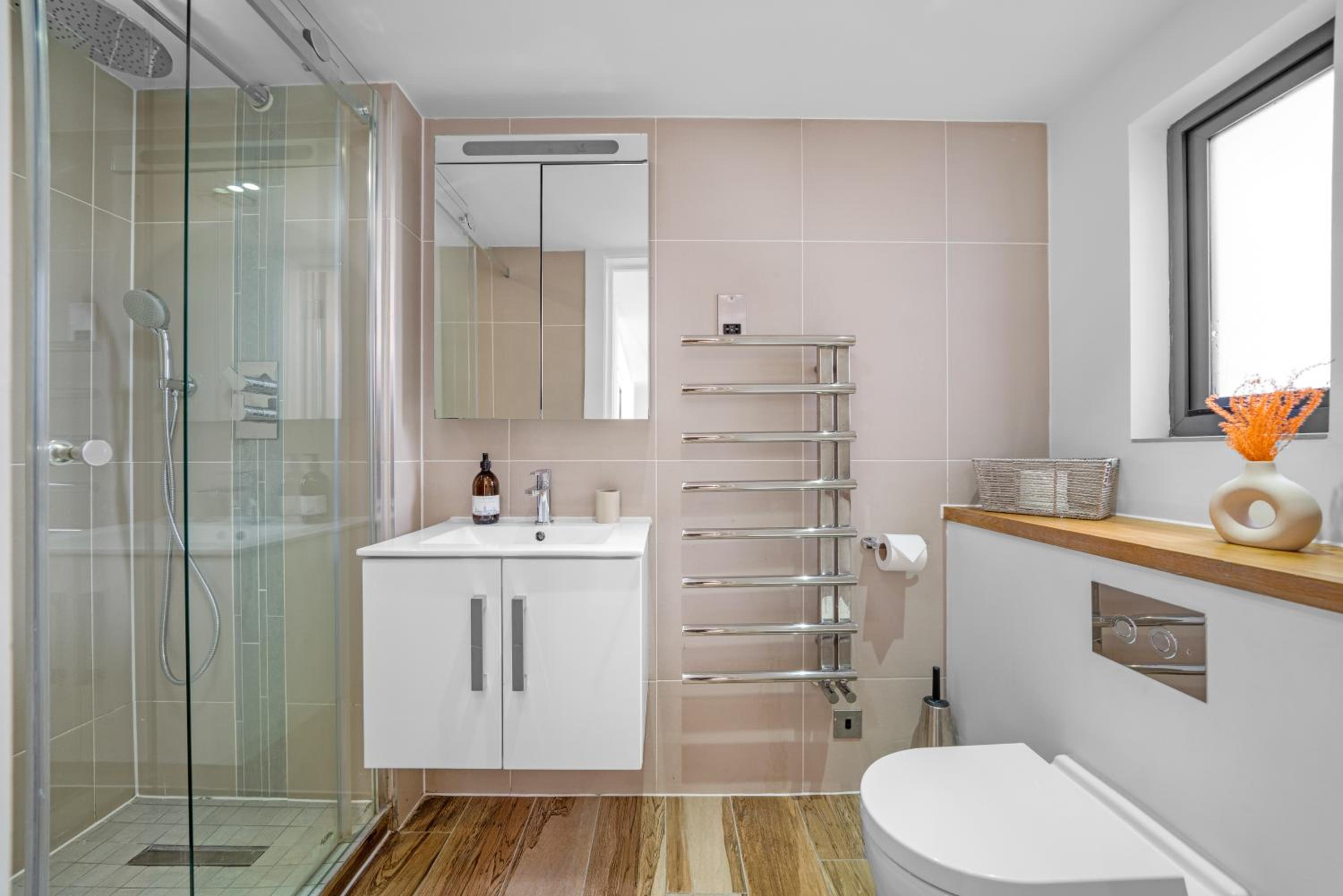 JOIVY Stylish 3 bed, 3 bath house with private courtyard in Chelsea