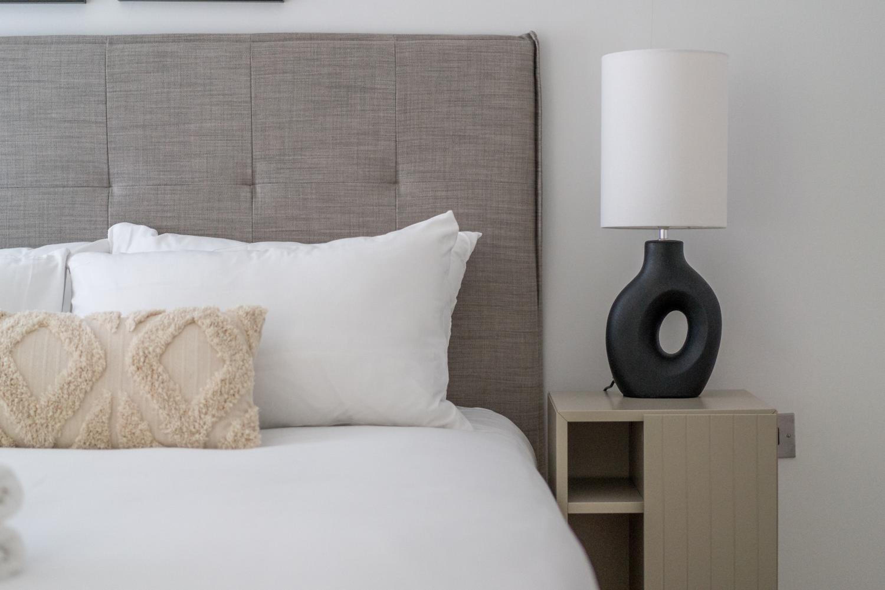 JOIVY Stylish 3 bed, 3 bath house with private courtyard in Chelsea