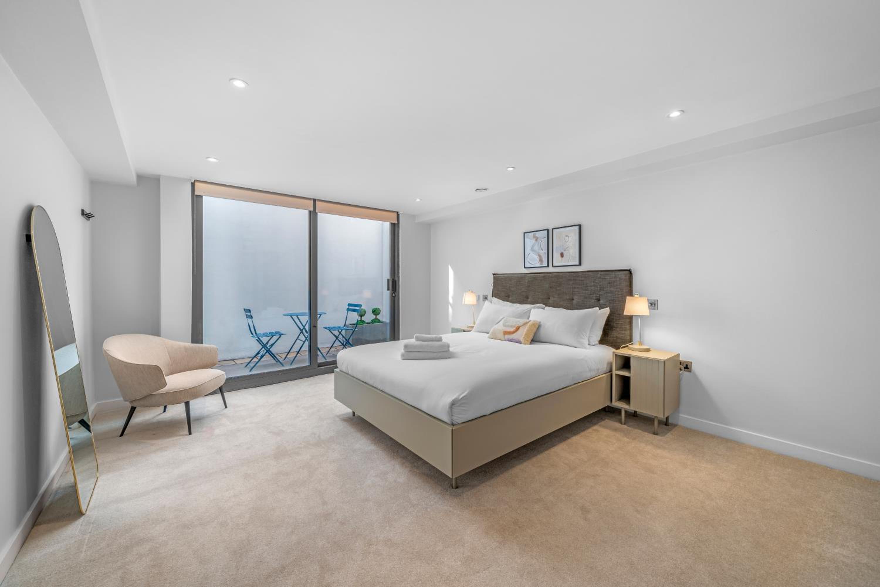 JOIVY Stylish 3 bed, 3 bath house with private courtyard in Chelsea
