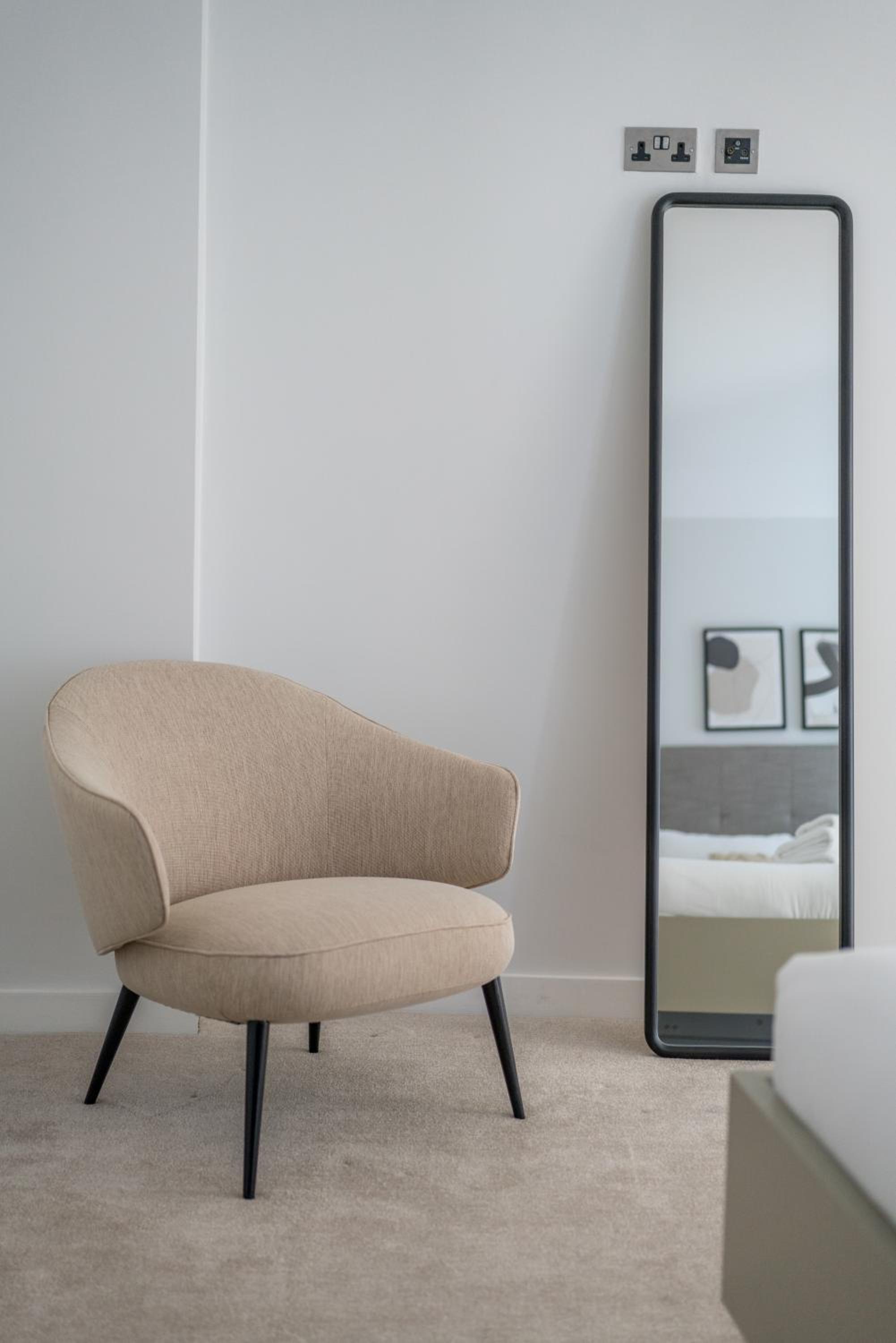 JOIVY Stylish 3 bed, 3 bath house with private courtyard in Chelsea
