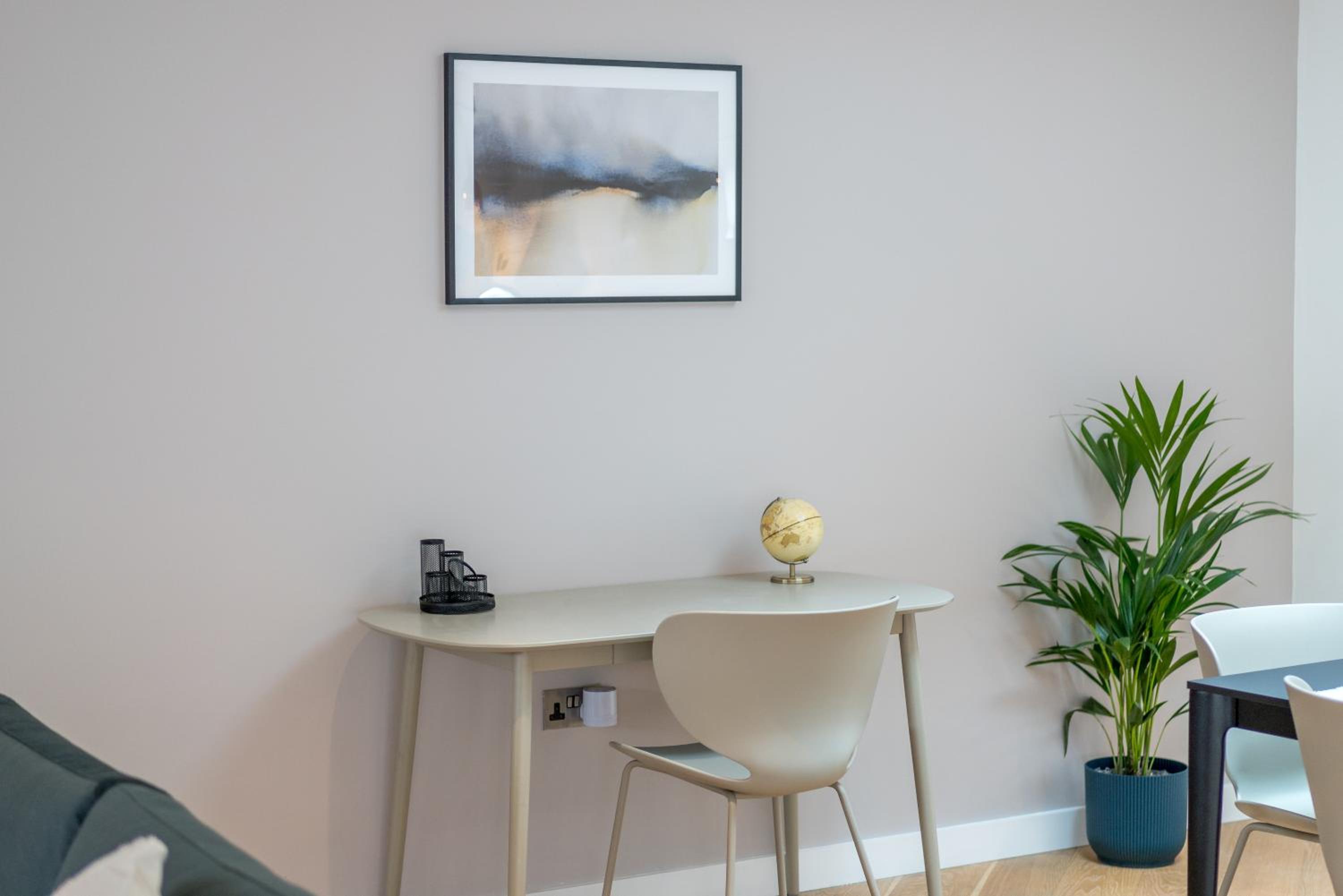 JOIVY Stylish 3 bed, 3 bath house with private courtyard in Chelsea