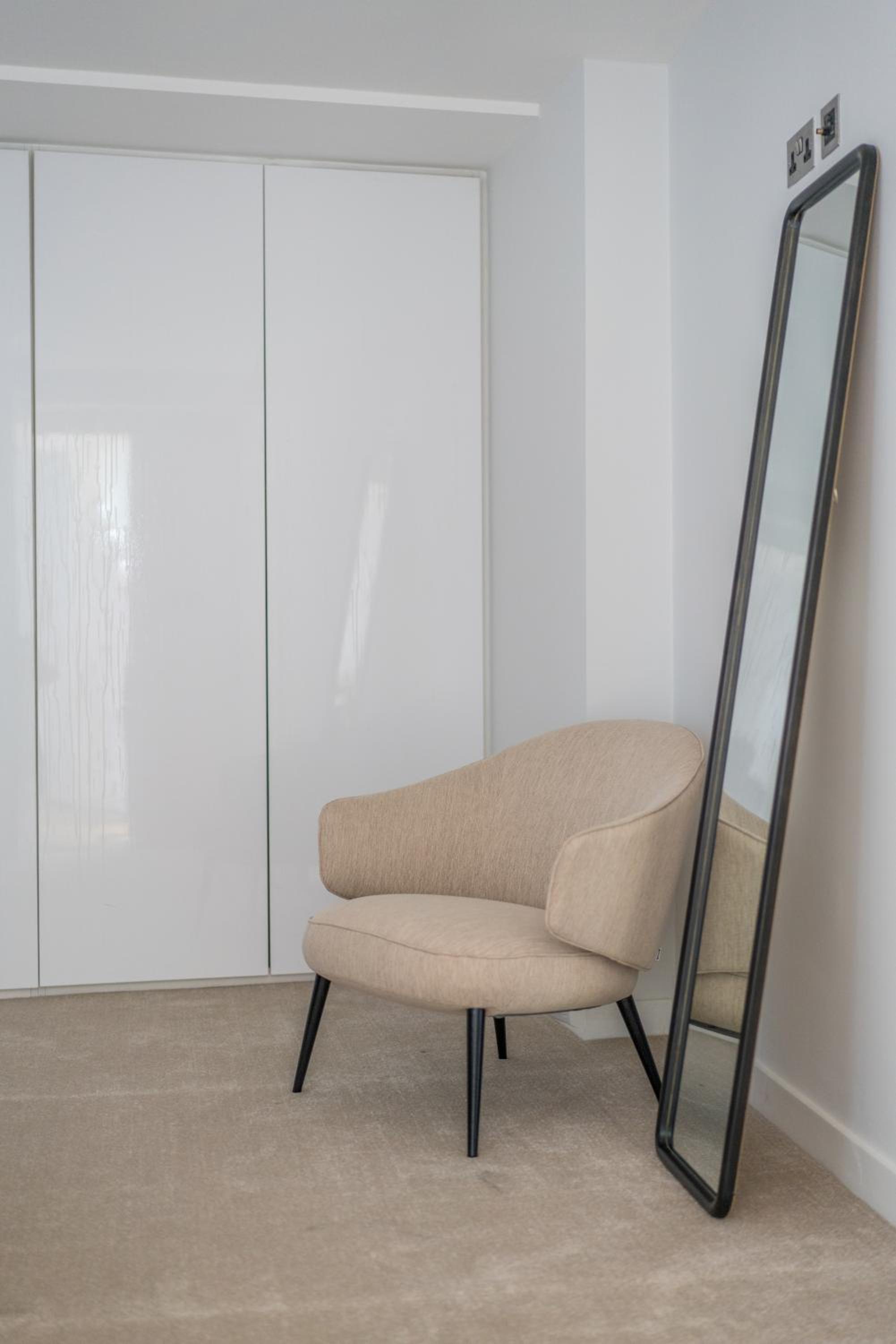 JOIVY Stylish 3 bed, 3 bath house with private courtyard in Chelsea