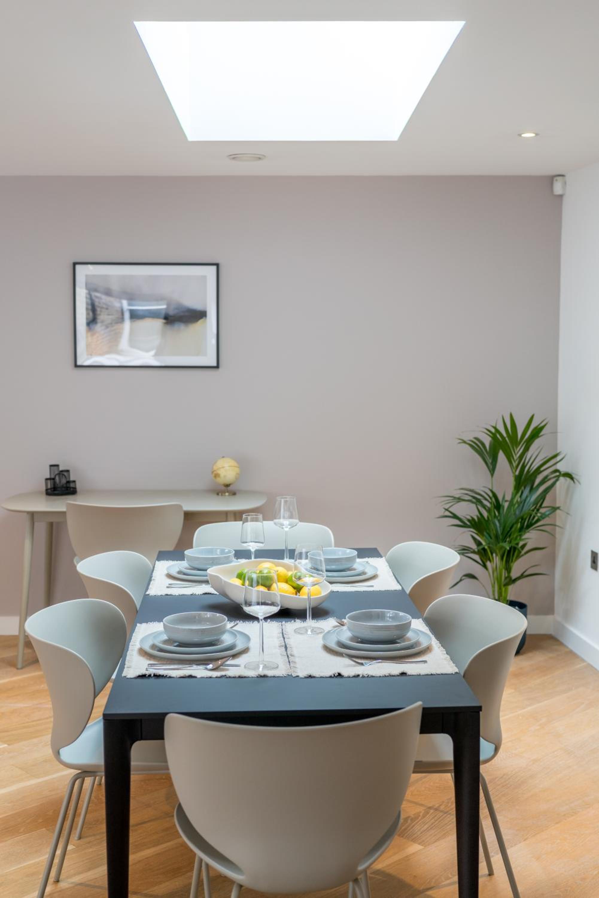 JOIVY Stylish 3 bed, 3 bath house with private courtyard in Chelsea