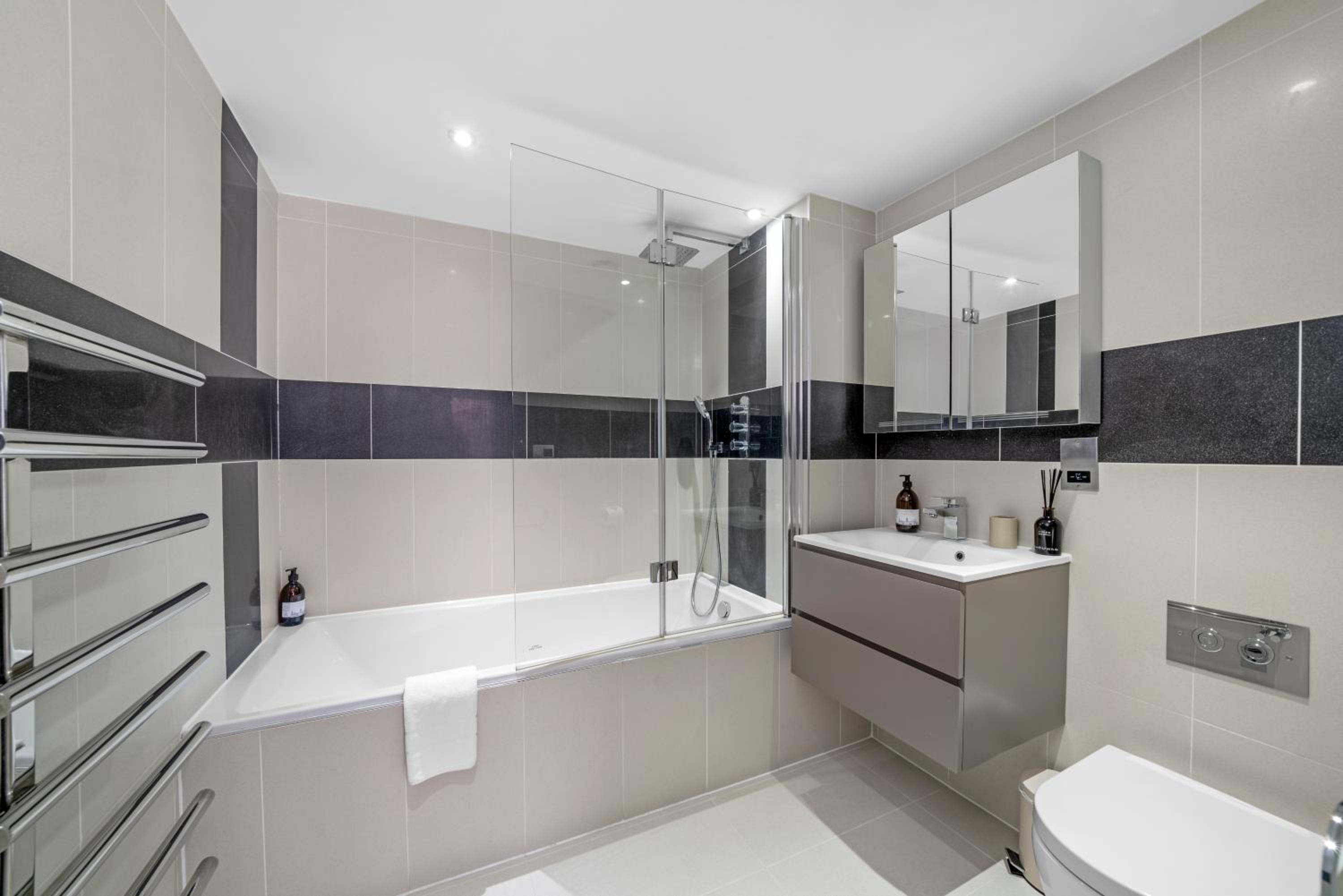 JOIVY Stylish 3 bed, 3 bath house with private courtyard in Chelsea