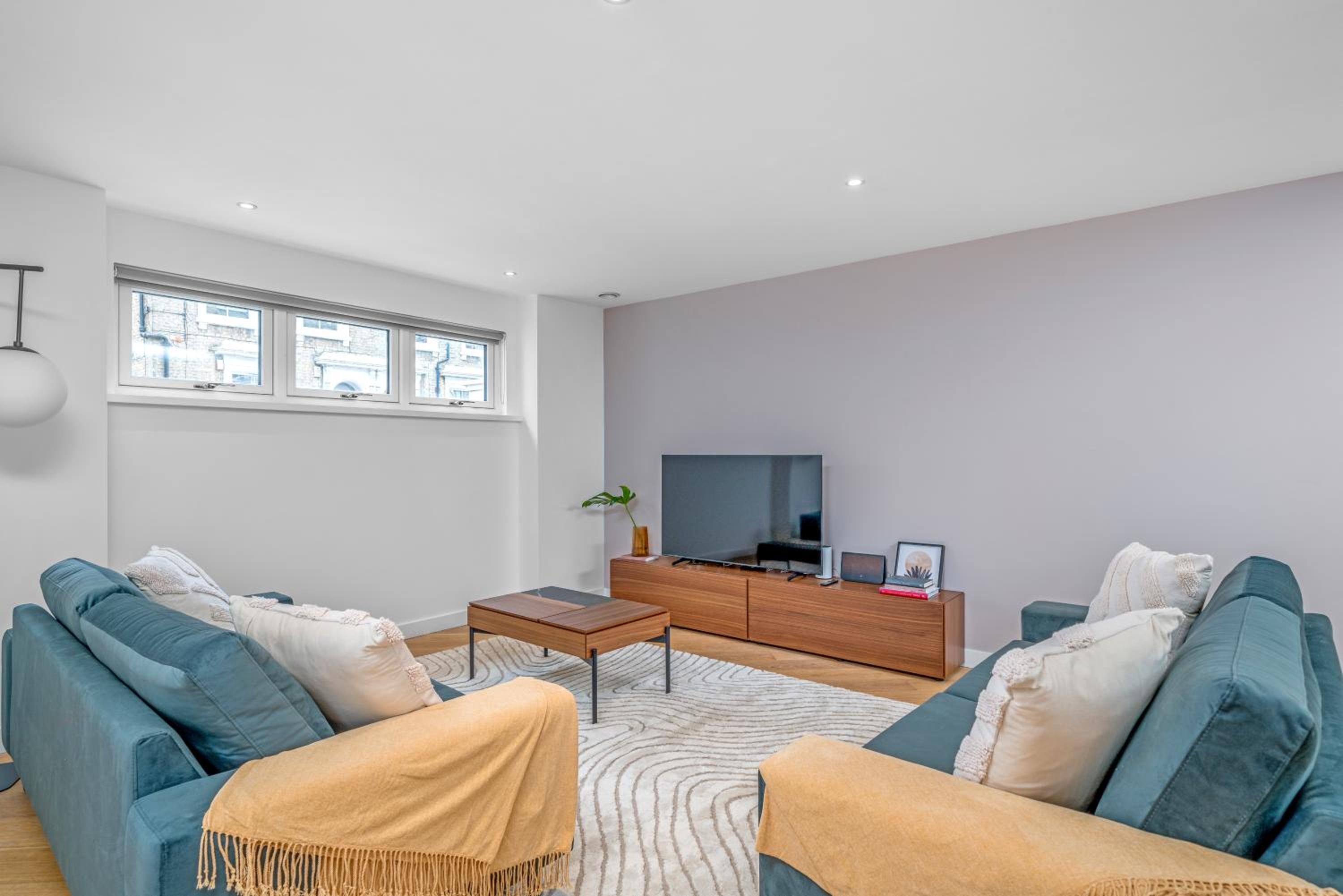 JOIVY Stylish 3 bed, 3 bath house with private courtyard in Chelsea