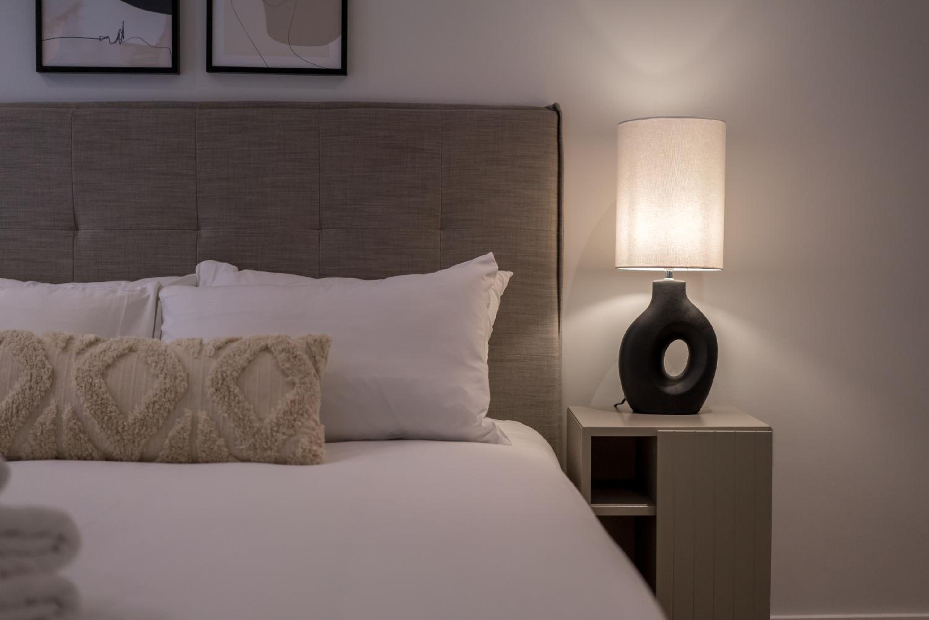 JOIVY Stylish 3 bed, 3 bath house with private courtyard in Chelsea