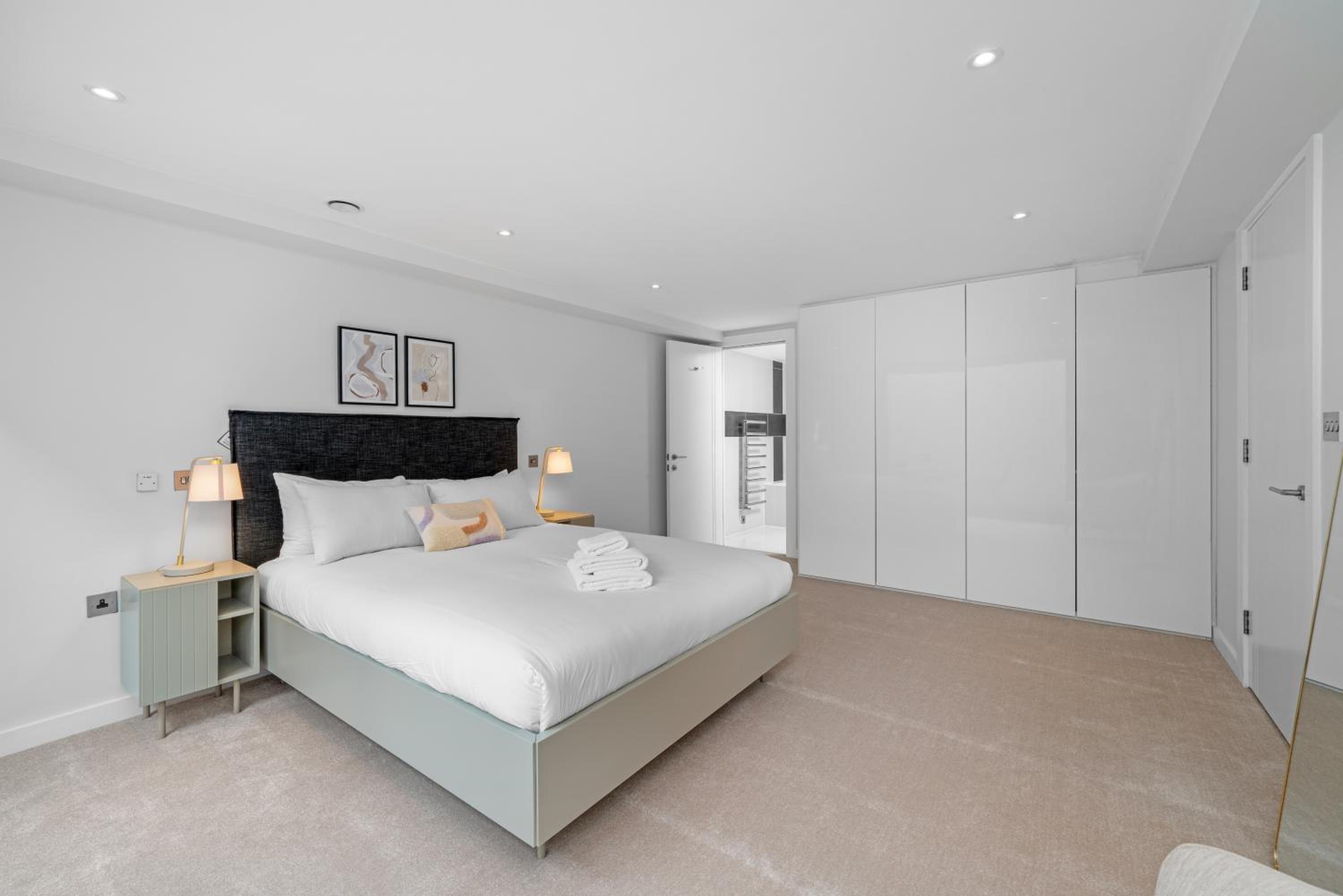 JOIVY Stylish 3 bed, 3 bath house with private courtyard in Chelsea
