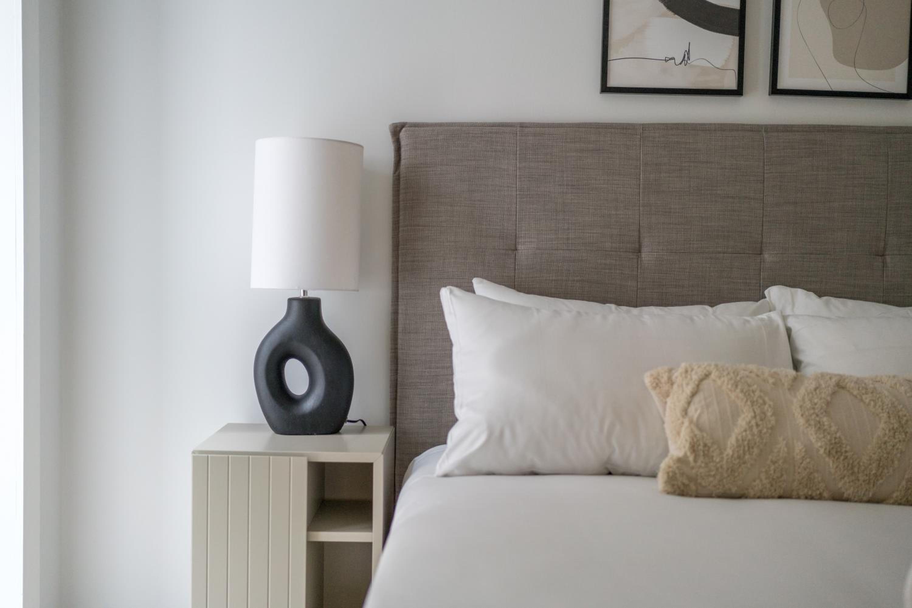 JOIVY Stylish 3 bed, 3 bath house with private courtyard in Chelsea